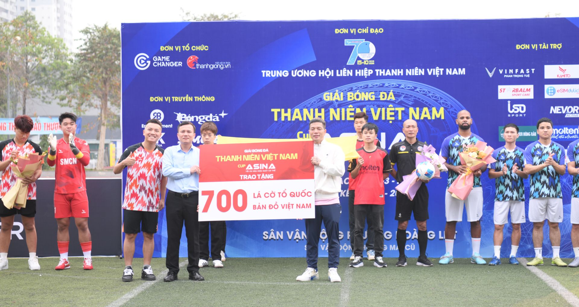 Ban T&ocirc;̉ chức trao tặng 700 lá cờ T&ocirc;̉ qu&ocirc;́c tại L&ecirc;̃ khai mạc.