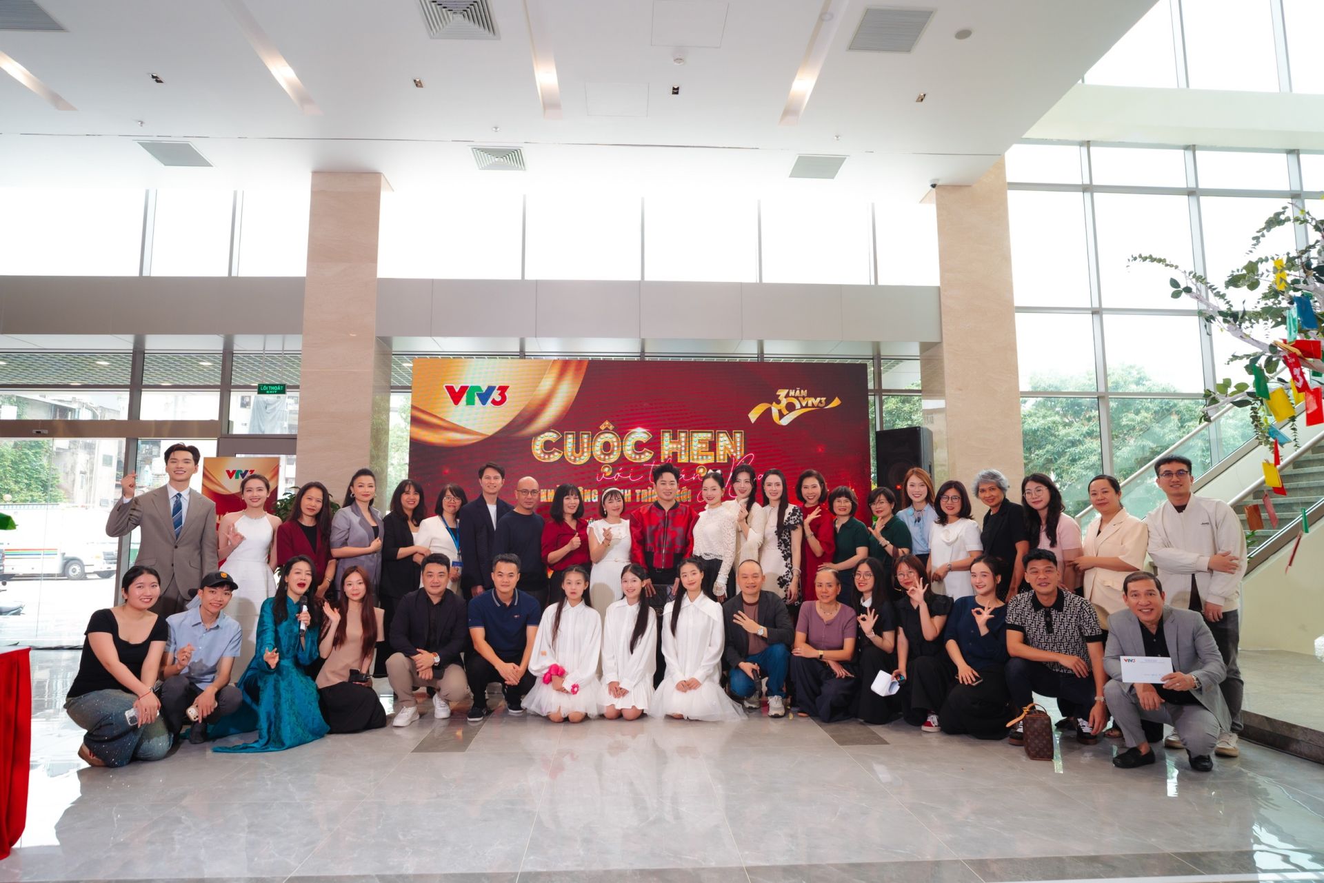 C&aacute;c nghệ sĩ, nh&agrave; văn tham dự sự kiện.