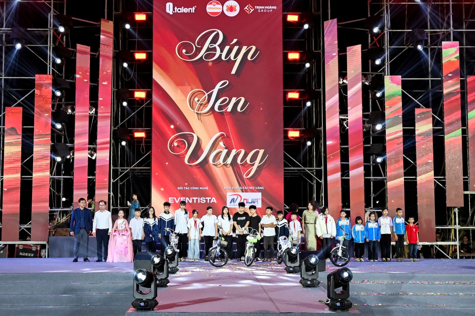 Ban Tổ chức trao xe đạp cho c&aacute;c em thiếu nhi phường L&ecirc; Thanh Nghị.