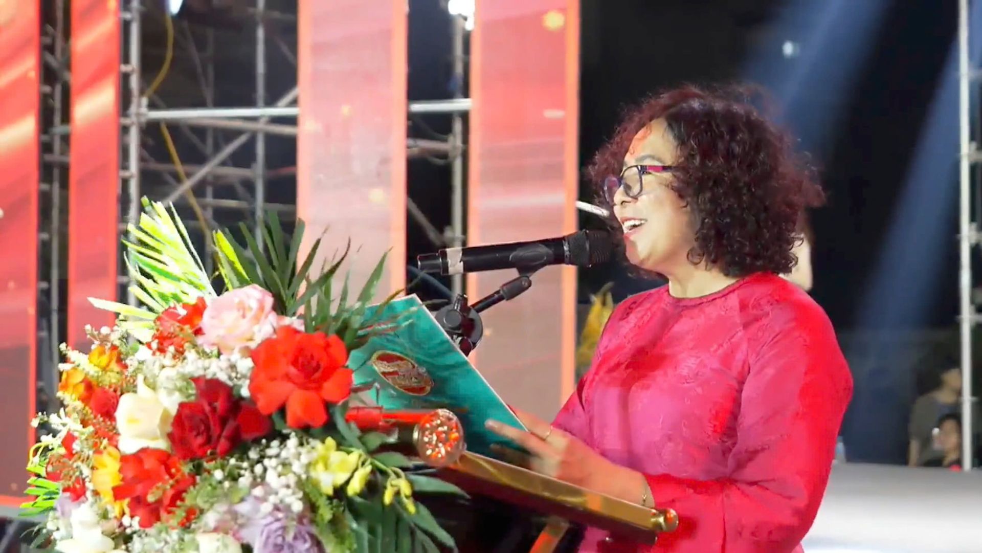 Ph&oacute; Tổng Bi&ecirc;n tập B&aacute;o Thiếu ni&ecirc;n Tiền phong v&agrave; Nhi đồng Đỗ Thị Thanh B&igrave;nh ph&aacute;t biểu tại Lễ trao giải.