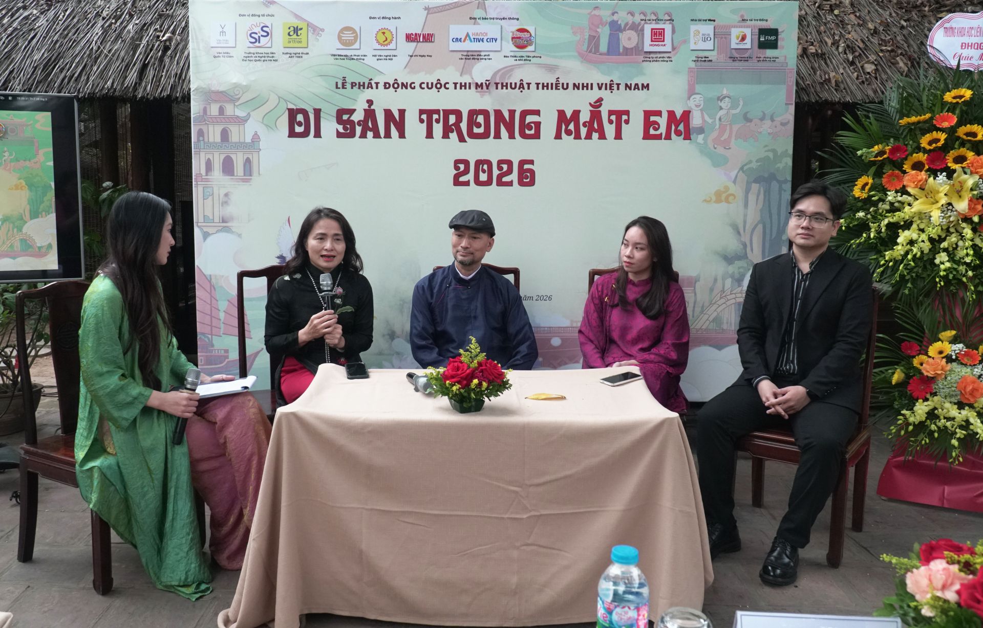 Ban Gi&aacute;m khảo chia sẻ rất nhiều th&ocirc;ng tin hữu &iacute;ch trong buổi tọa đ&agrave;m.