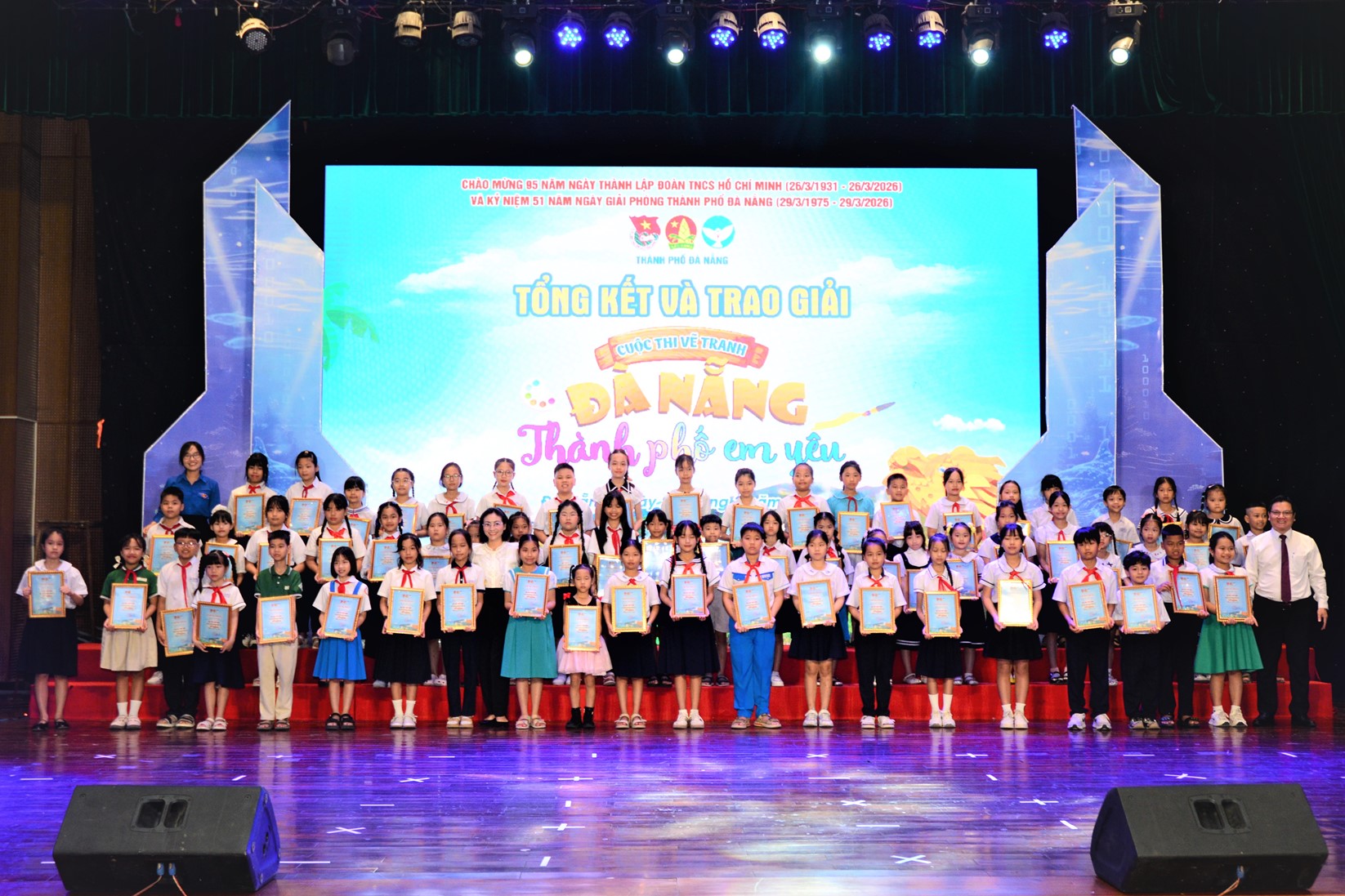 Ban Tổ chức đ&atilde; trao giải thưởng cho c&aacute;c t&aacute;c phẩm xuất sắc.