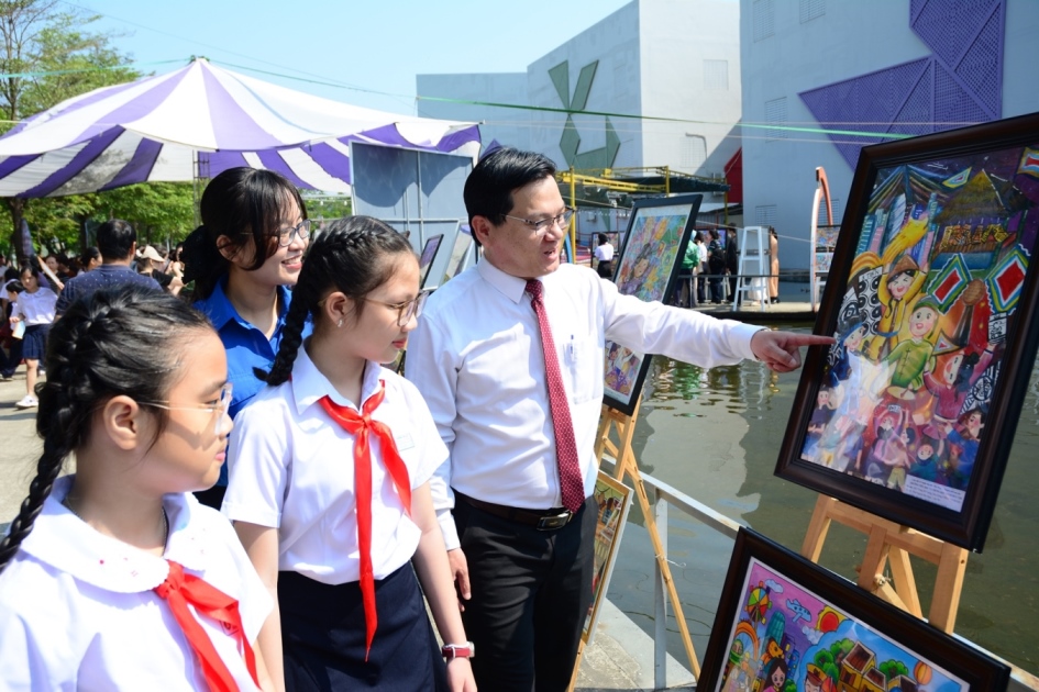 Triển l&atilde;m &ldquo;Đ&agrave; Nẵng trong tim&rdquo; cũng được khai mạc, trưng b&agrave;y 122 t&aacute;c phẩm ti&ecirc;u biểu.