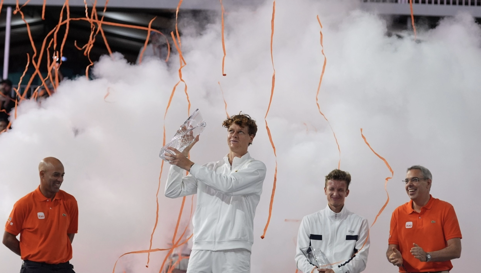 Sinner ăn mừng chức v&ocirc; địch, sau chung kết Miami Mở rộng.