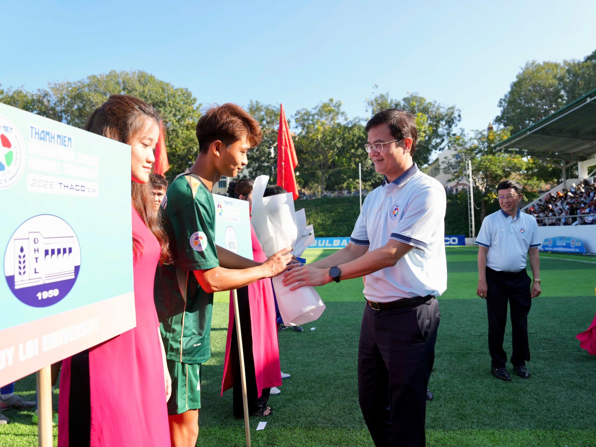 Anh B&ugrave;i Quang Huy Anh B&ugrave;i Quang Huy, Ủy vi&ecirc;n T.Ư Đảng, Ph&oacute; chủ tịch Ủy ban T.Ư MTTQ VN, B&iacute; thư thứ nhất T.Ư Đo&agrave;n tặng hoa ch&uacute;c mừng cầu thủ.