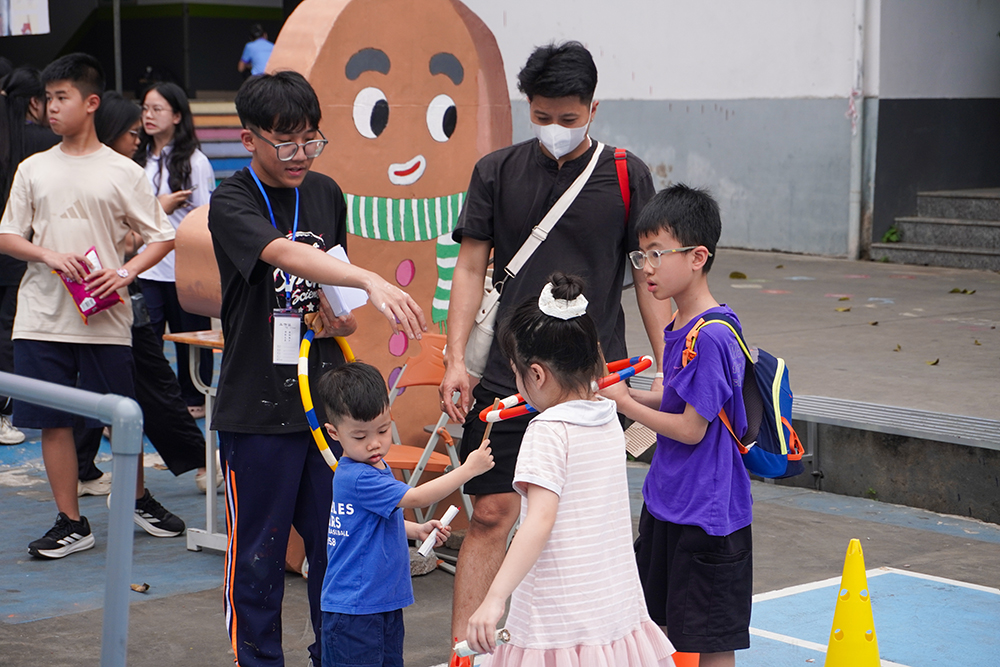 Học sinh v&agrave; phụ huynh c&ugrave;ng trải nghiệm c&aacute;c hoạt động khoa học vui nhộn, tăng t&iacute;nh kết nối gia đ&igrave;nh.