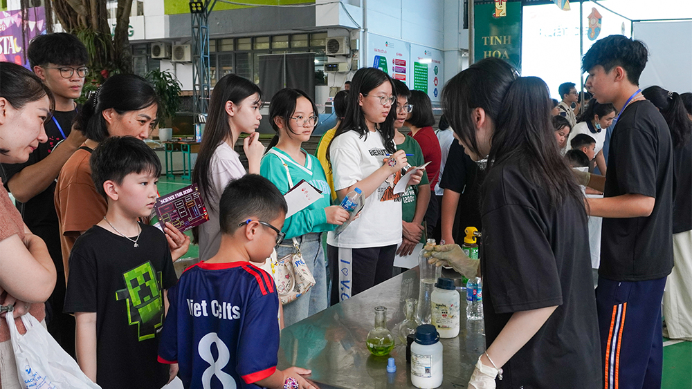 Gian th&iacute; nghiệm thu h&uacute;t đ&ocirc;ng đảo bạn trẻ t&igrave;m hiểu những hiện tượng khoa học gần gũi trong đời sống.