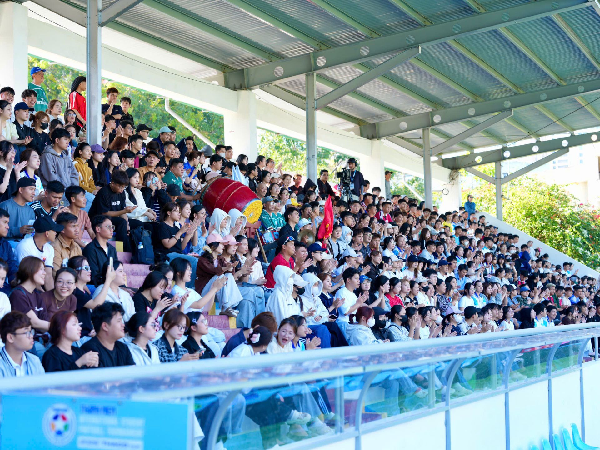 Kh&aacute;n đ&agrave;i v&ocirc; c&ugrave;ng n&aacute;o nhiệt.