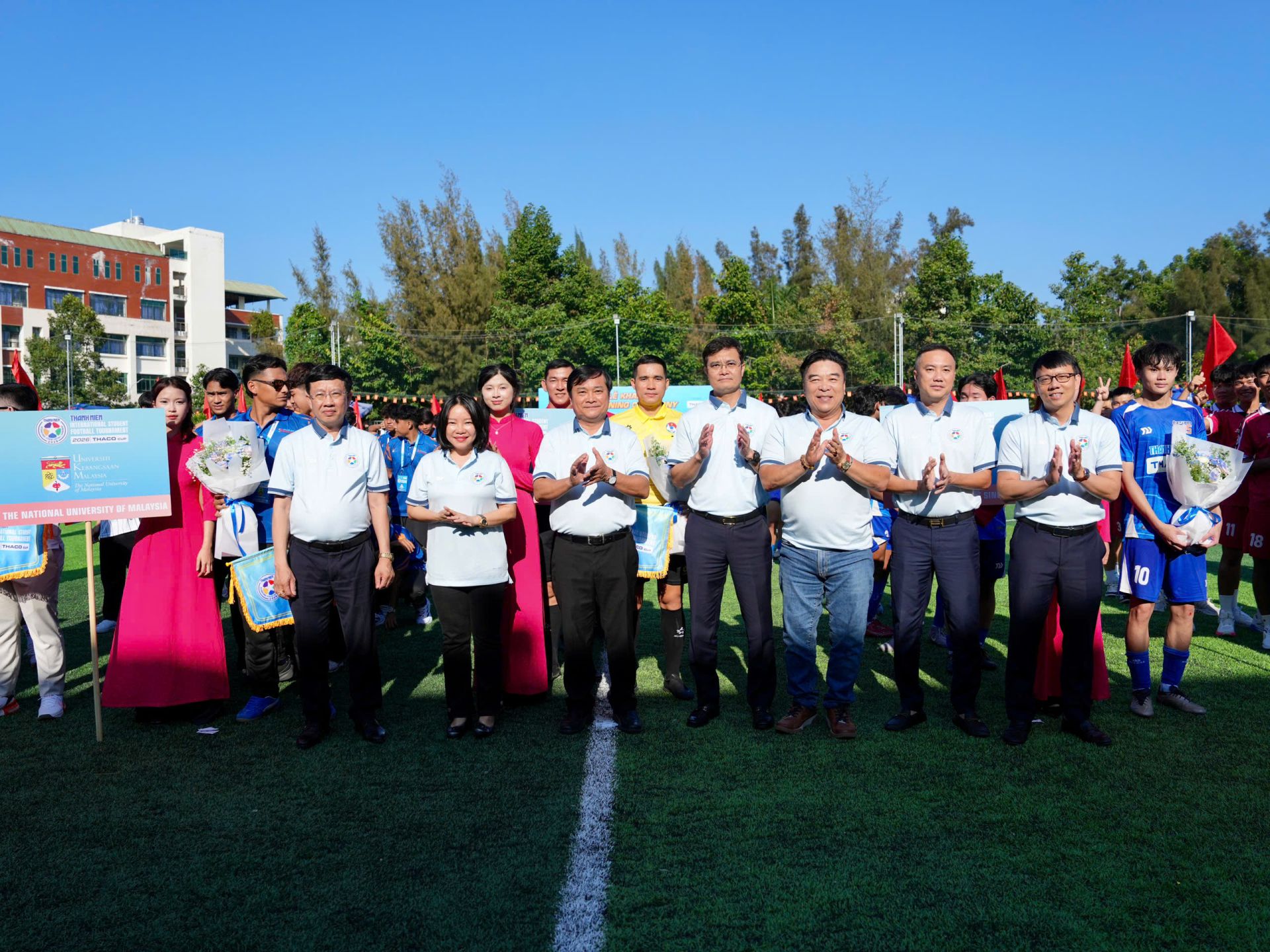 L&atilde;nh đạo c&ugrave;ng chụp kỷ niệm với c&aacute;c đội b&oacute;ng,