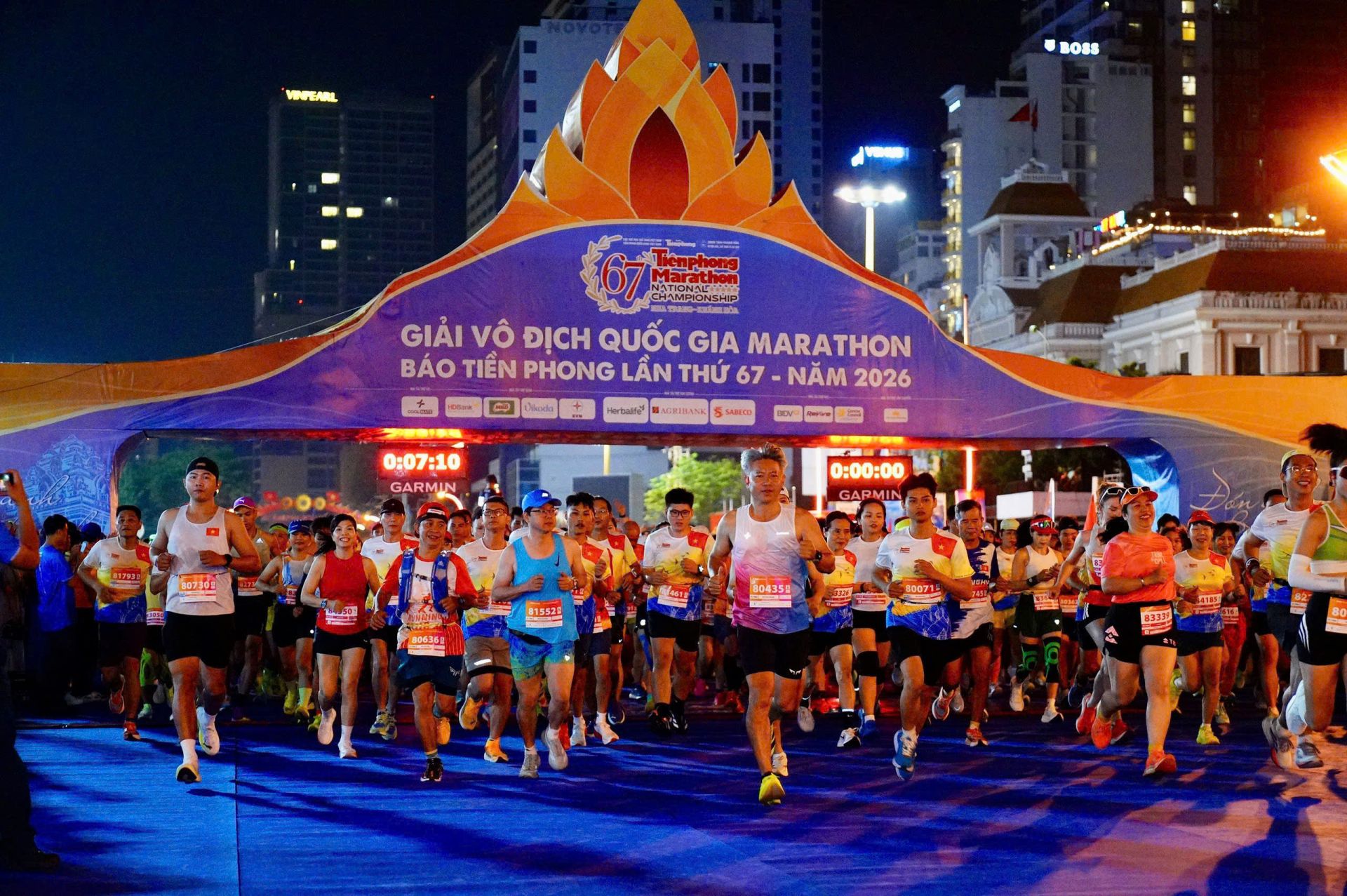 Đ&ocirc;ng đảo v&acirc;̣n đ&ocirc;̣ng vi&ecirc;n tham gia giải chạy.