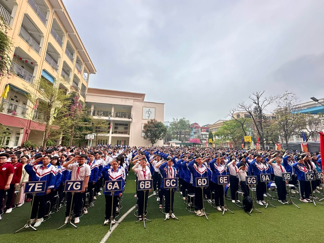 Hoạt động c&oacute; sự tham gia của c&aacute;c bạn học sinh to&agrave;n trường.