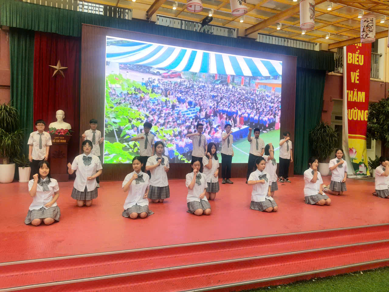 B&ecirc;n cạnh l&agrave; những tiết mục văn nghệ với chủ đề t&igrave;nh bạn.