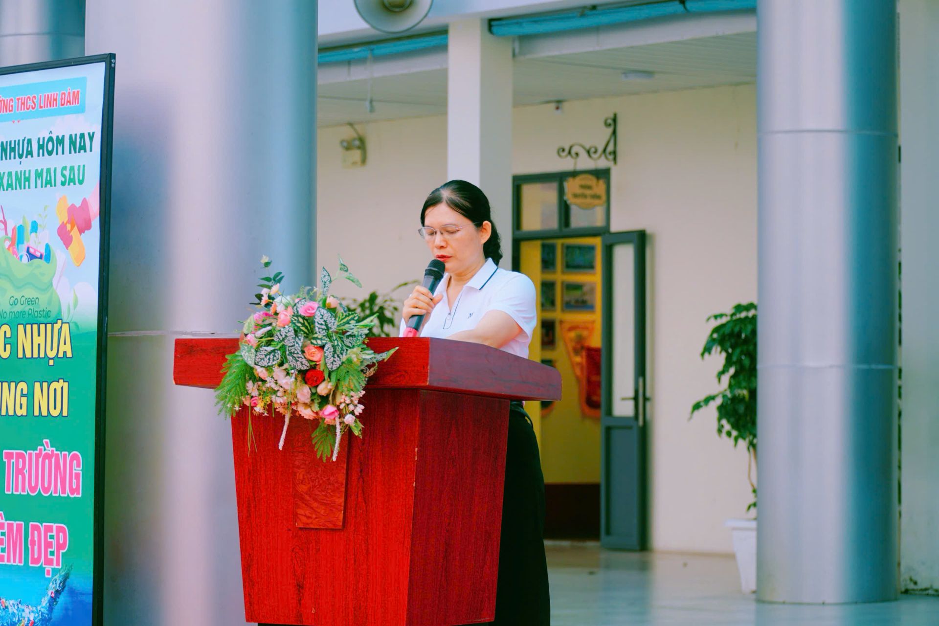 Nhà giáo Đàm Thị Thúy Hạnh, Phó Hiệu trưởng trường THCS Linh Đàm phát động: Quản lý chất thải nhựa và giảm phát thải nhựa.