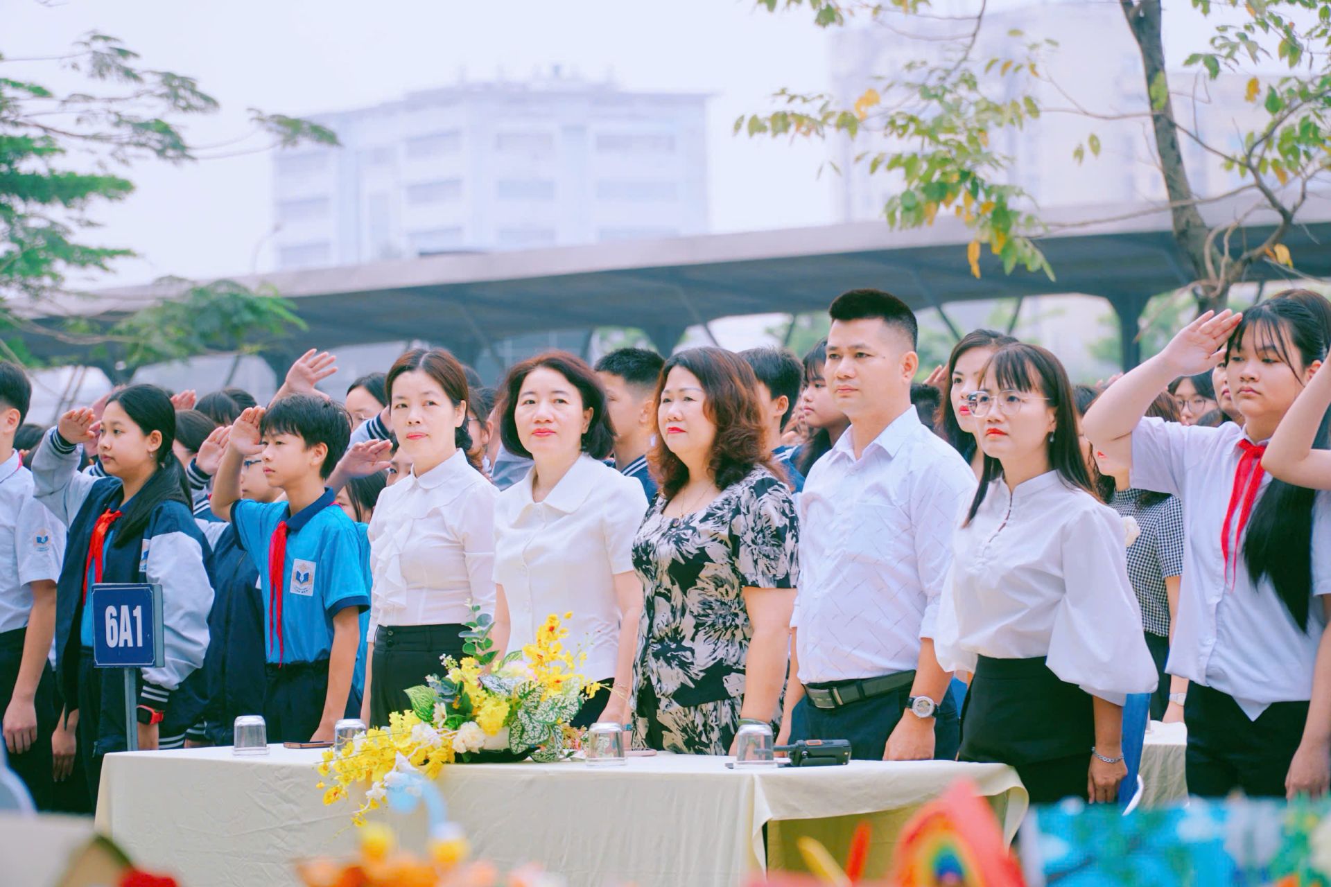 Ban giám hiệu trường THCS Linh Đàm và các vị khách mời tham gia chương trình.