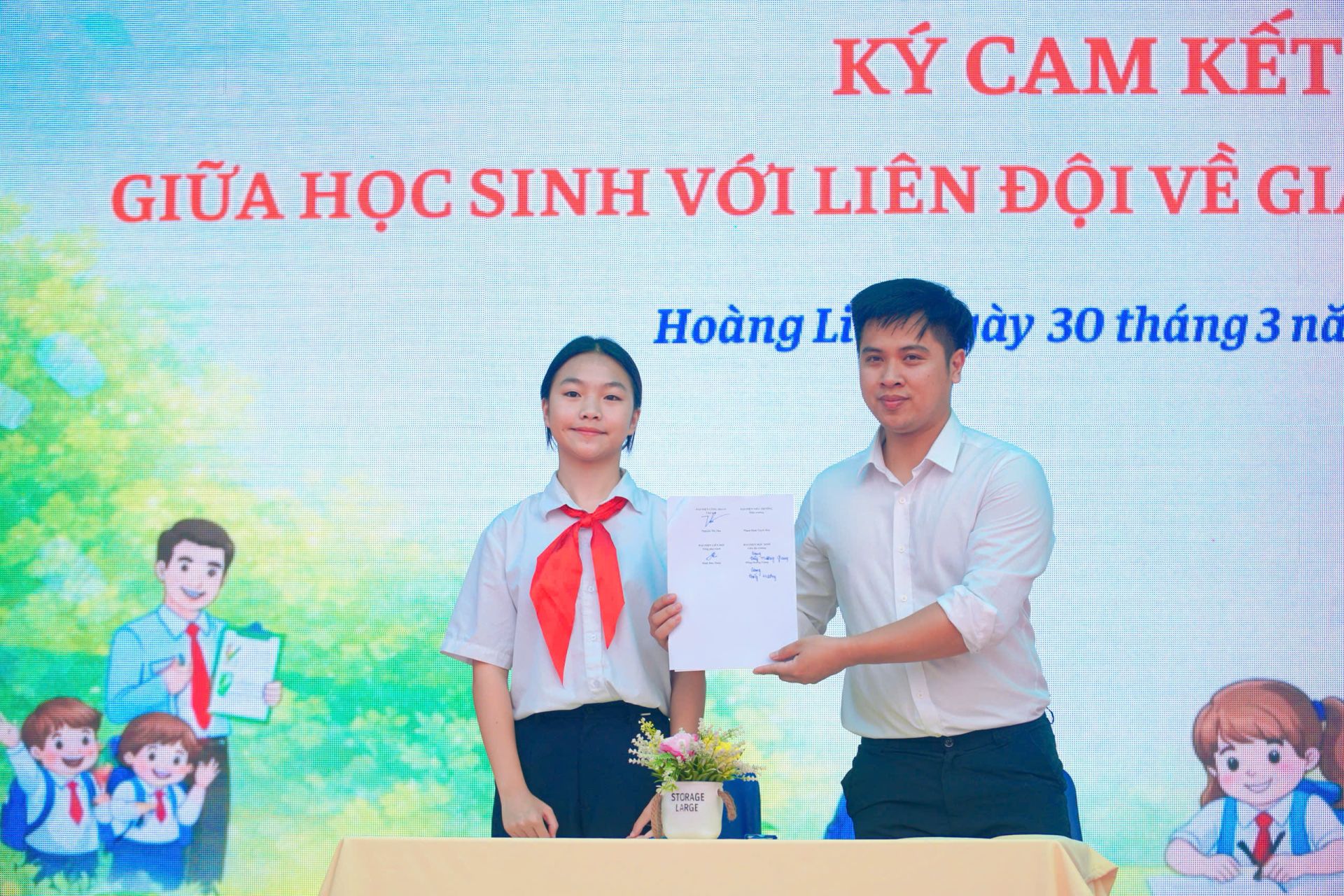 Phần ký cam kết về quản lý chất thải nhựa và giảm phát thải.
