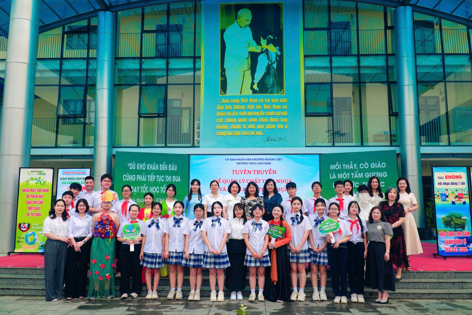 Các vị khách mời, thầy cô và học sinh trường THCS Linh Đàm chụp ảnh lưu niệm.