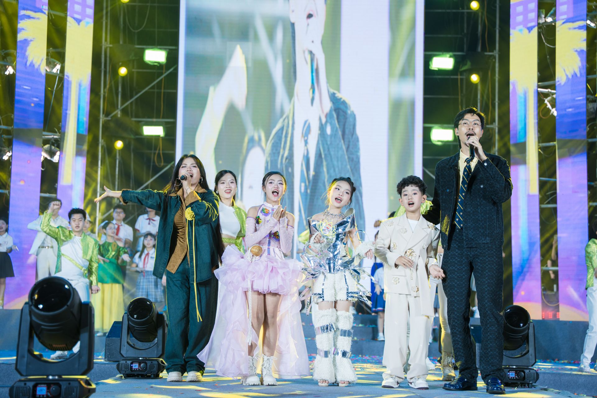 Rapper Đen c&ugrave;ng c&aacute;c th&iacute; sinh nh&iacute; tỏa s&aacute;ng trong phần kết chương tr&igrave;nh, kh&eacute;p lại đ&ecirc;m vinh danh bằng kh&ocirc;ng kh&iacute; rộn r&agrave;ng v&agrave; đầy cảm x&uacute;c.