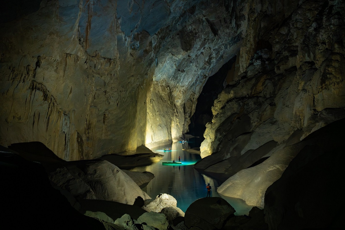 Th&aacute;m hiểm hang Sơn Đo&ograve;ng. 