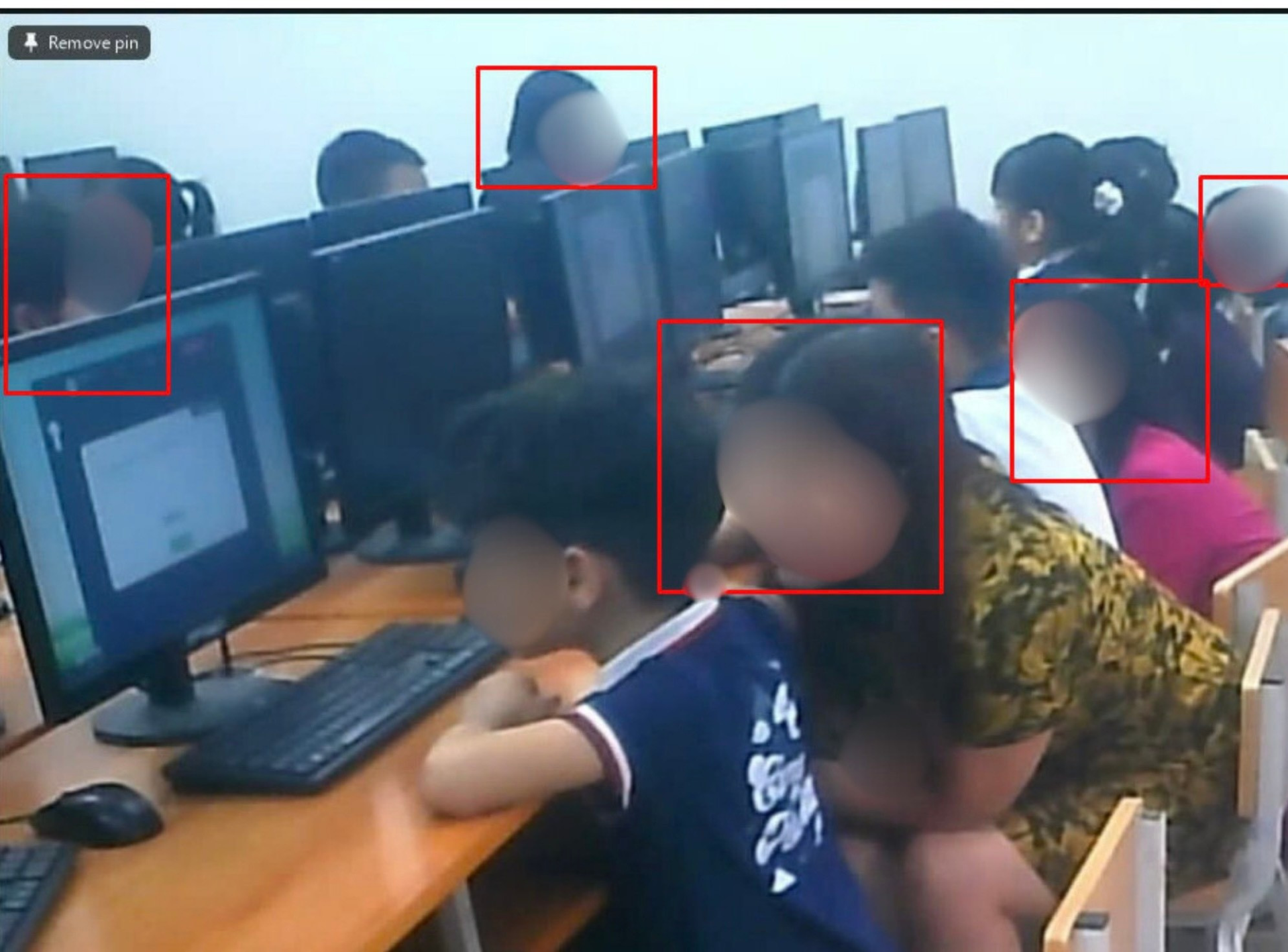 Hình ảnh gian l&acirc;̣n khi giáo vi&ecirc;n h&ocirc;̃ trợ học sinh thi VioEdu.