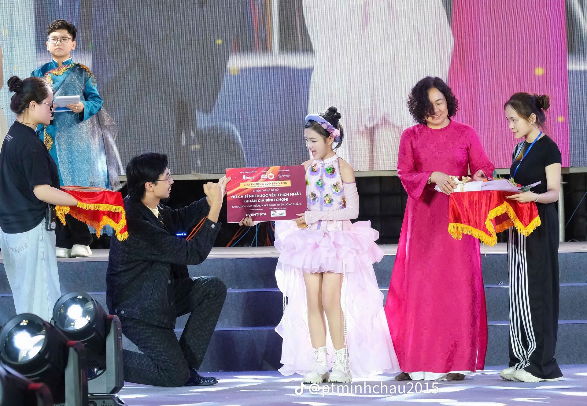 Phan Thị Minh Châu nhận danh hiệu Nữ ca sĩ nhí được yêu thích nhất tại Búp Sen Vàng