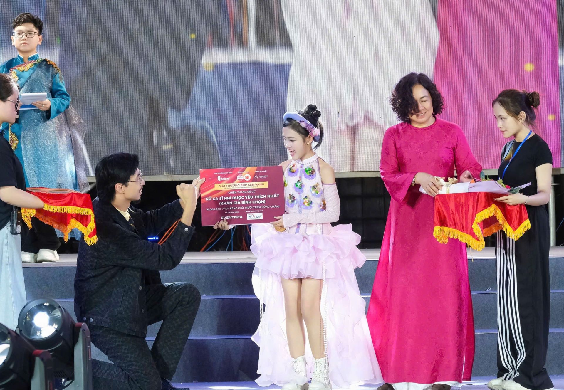 Khoảnh khắc Rapper Đen quỳ một gối, trao giải v&agrave; lắng nghe chia sẻ của th&iacute; sinh nh&iacute;, h&agrave;nh động nhỏ nhưng thể hiện sự tr&acirc;n trọng lớn d&agrave;nh cho t&agrave;i năng trẻ.