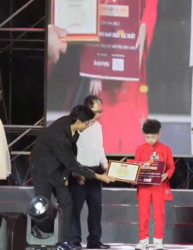 Kh&ocirc;ng chỉ trao giải, Rapper Đen c&ograve;n trực tiếp c&uacute;i người đ&oacute;n nhận phần tr&igrave;nh diễn v&agrave; th&agrave;nh quả của c&aacute;c em, tạo n&ecirc;n h&igrave;nh ảnh đẹp về sự khi&ecirc;m nhường của một nghệ sĩ.