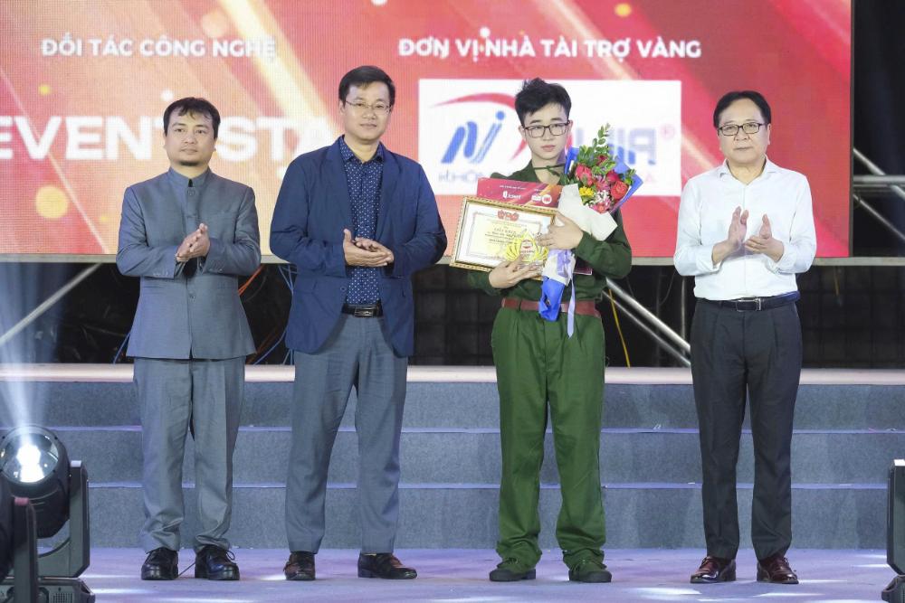 Kiều Vũ Nhật Anh gi&agrave;nh Giải thưởng Nam Ca sĩ được Y&ecirc;u Th&iacute;ch Nhất tại B&uacute;p Sen V&agrave;ng.