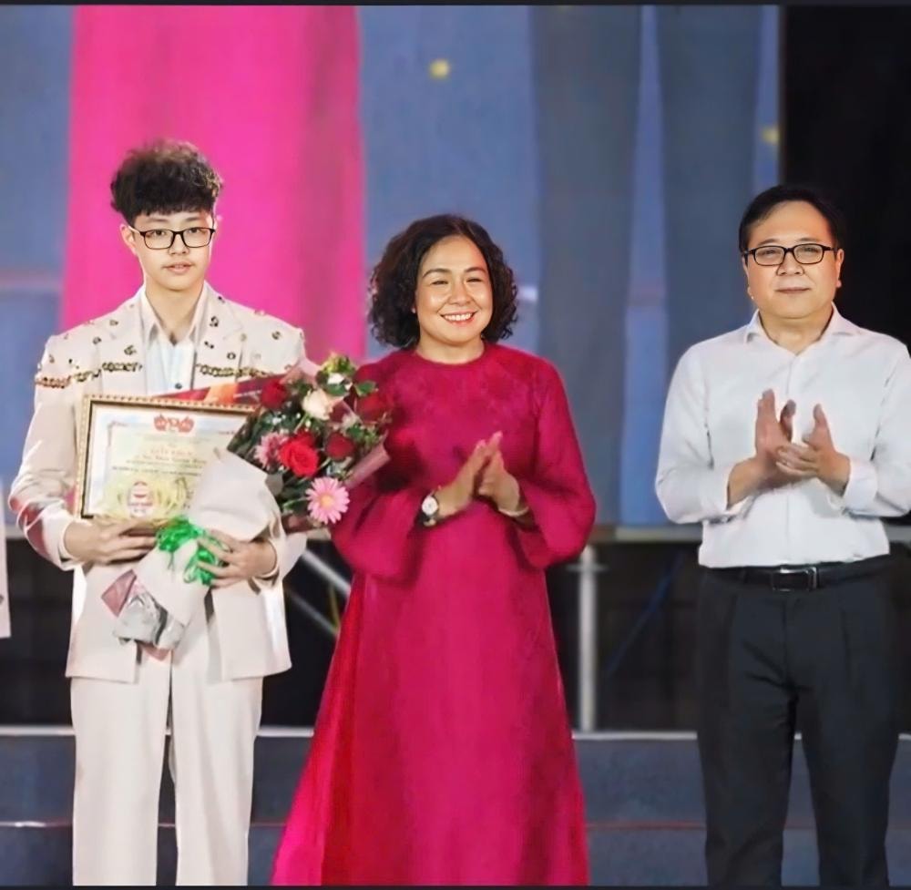 BTC trao giải thưởng cho B&ugrave;i Kh&acirc;u Quang Hưng.