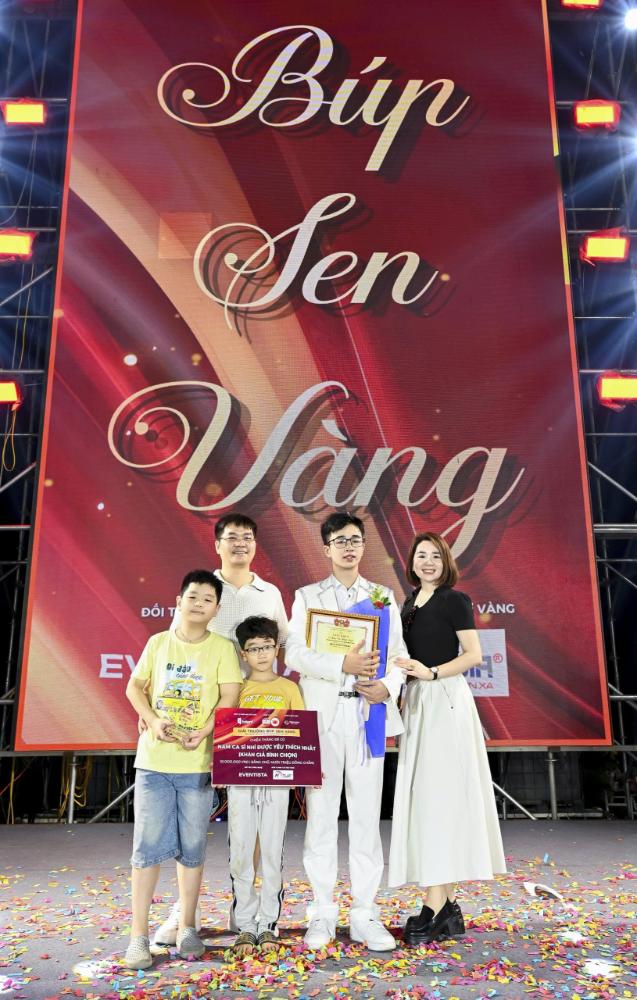 Người th&acirc;n chung vui c&ugrave;ng cậu bạn t&agrave;i năng tại s&acirc;n khấu của B&uacute;p Sen V&agrave;ng.