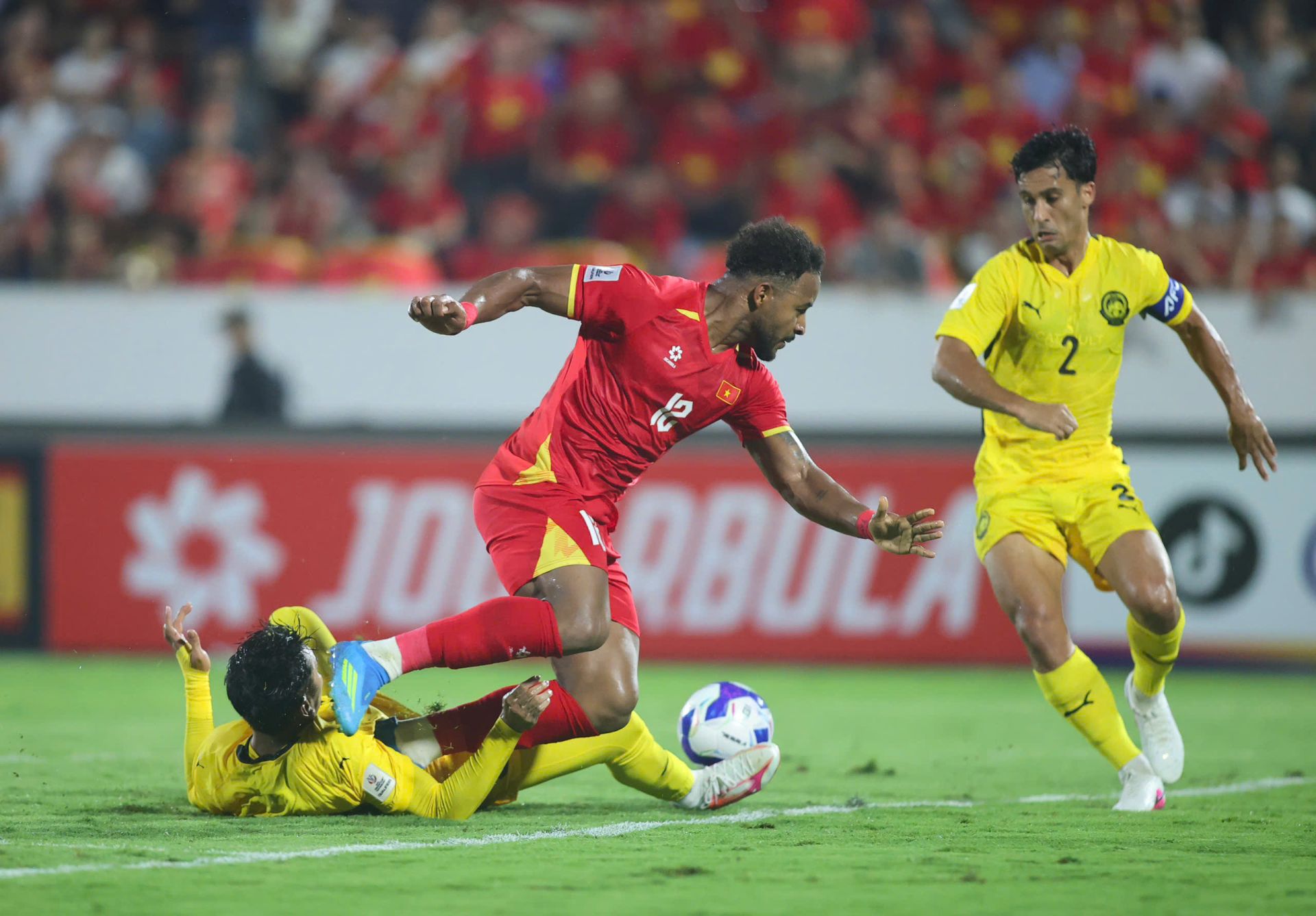 Xu&acirc;n Son tỏa s&aacute;ng trong chiến thắng 3-1 của đội tuyển Việt Nam trước Malaysia.