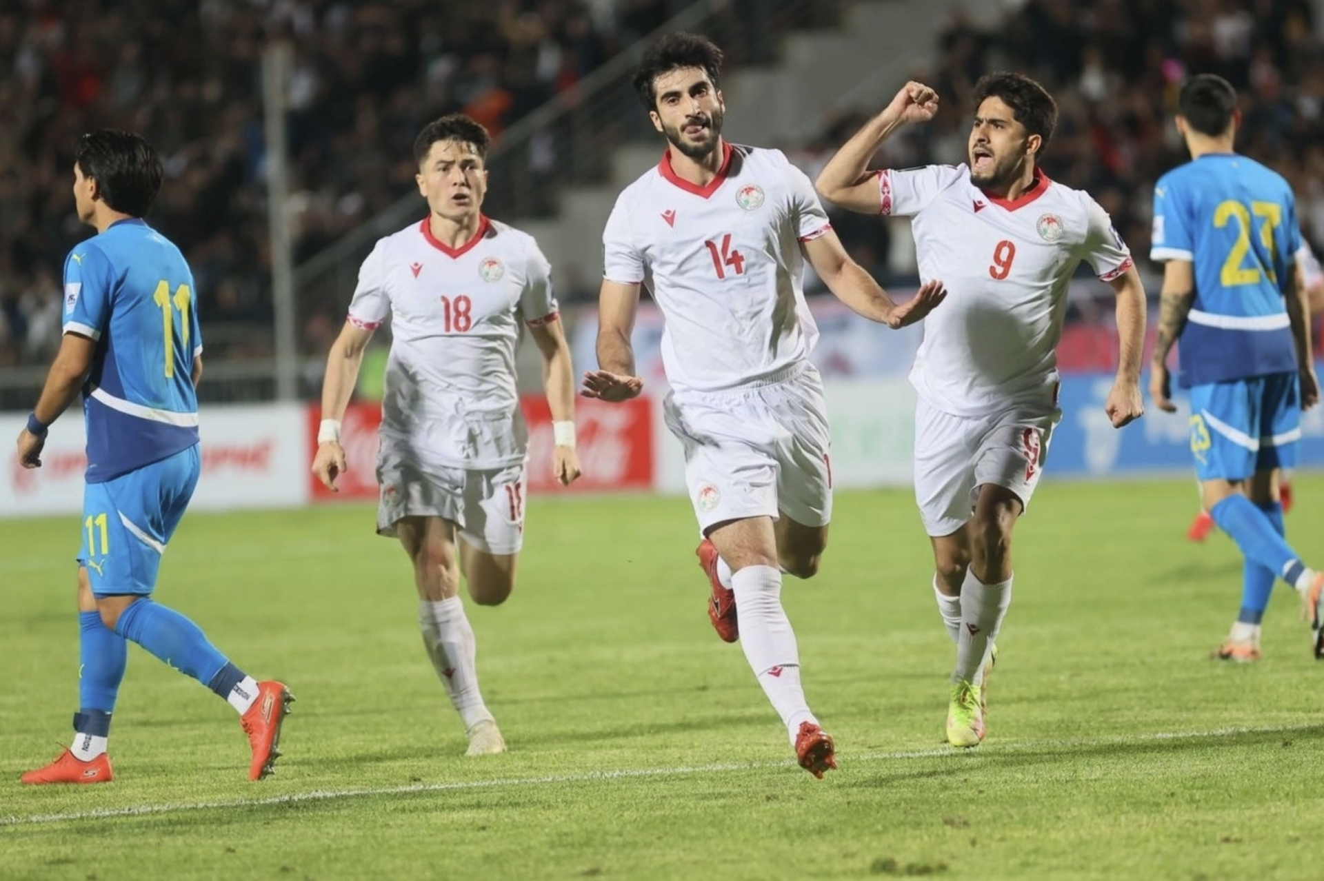 C&aacute;c cầu thủ ĐT Tajikistan ăn mừng b&agrave;n gỡ h&ograve;a trước ĐT Philippines.