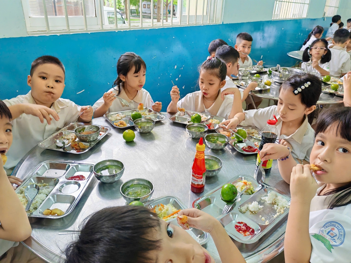 TP. Hà N&ocirc;̣i đ&ecirc;̀ nghị các phường, xã; trường học rà soát quy trình cung c&acirc;́p su&acirc;́t ăn bán trú.