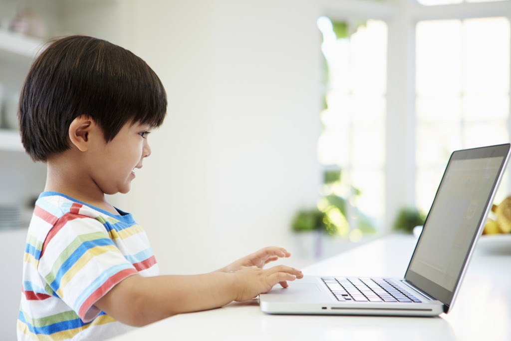 Học sinh chủ động luyện kỹ năng tiếng Anh trực tuyến ngay tại nh&agrave;.