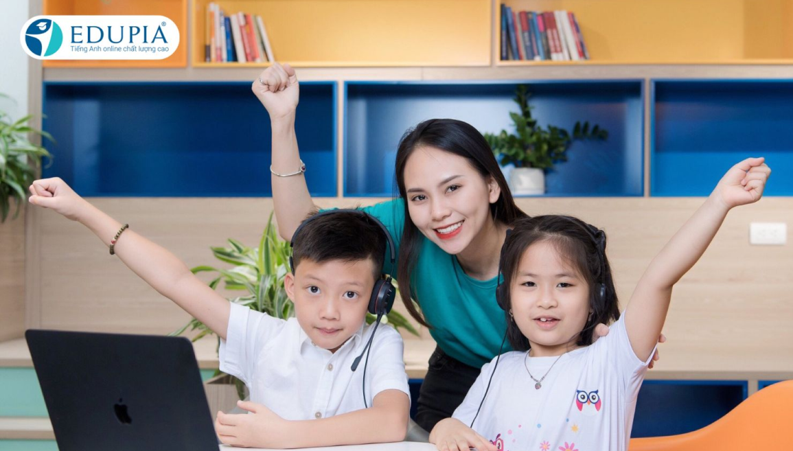 Gi&aacute;o vi&ecirc;n chủ nhiệm lớp học sẽ theo s&aacute;t, b&aacute;o c&aacute;o định kỳ cho phụ huynh.