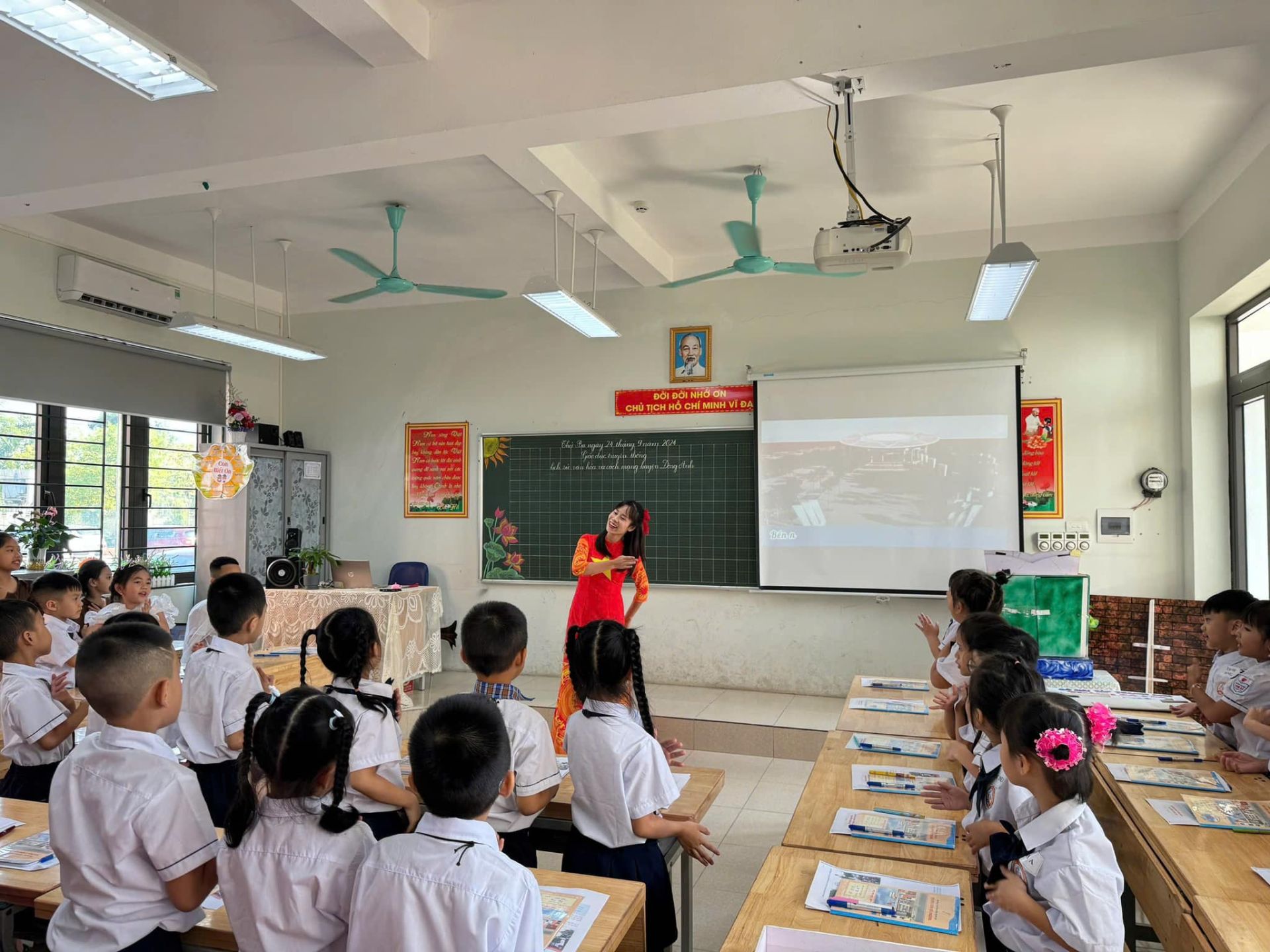 C&ocirc; Mai Hương đoạt giải Đặc bi&ecirc;̣t cu&ocirc;̣c thi giáo vi&ecirc;n dạy giỏi theo chuy&ecirc;n đ&ecirc;̀.