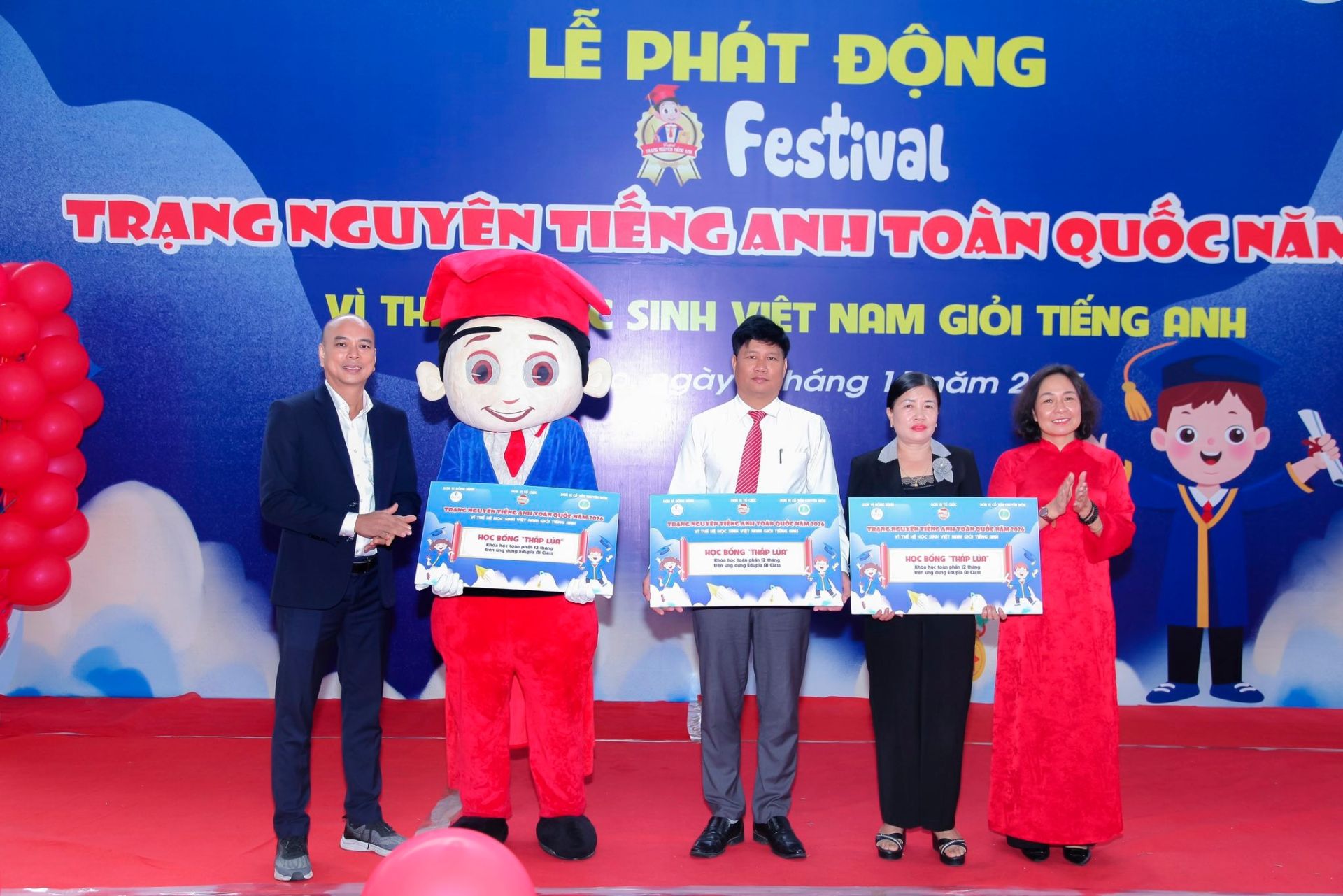 Ban Tổ chức chương tr&igrave;nh trao tặng c&aacute;c suất học bổng &ldquo;Thắp lửa&rdquo; tới đại diện nh&agrave; trường ở địa phương c&oacute; điều kiện kinh tế kh&oacute; khăn.