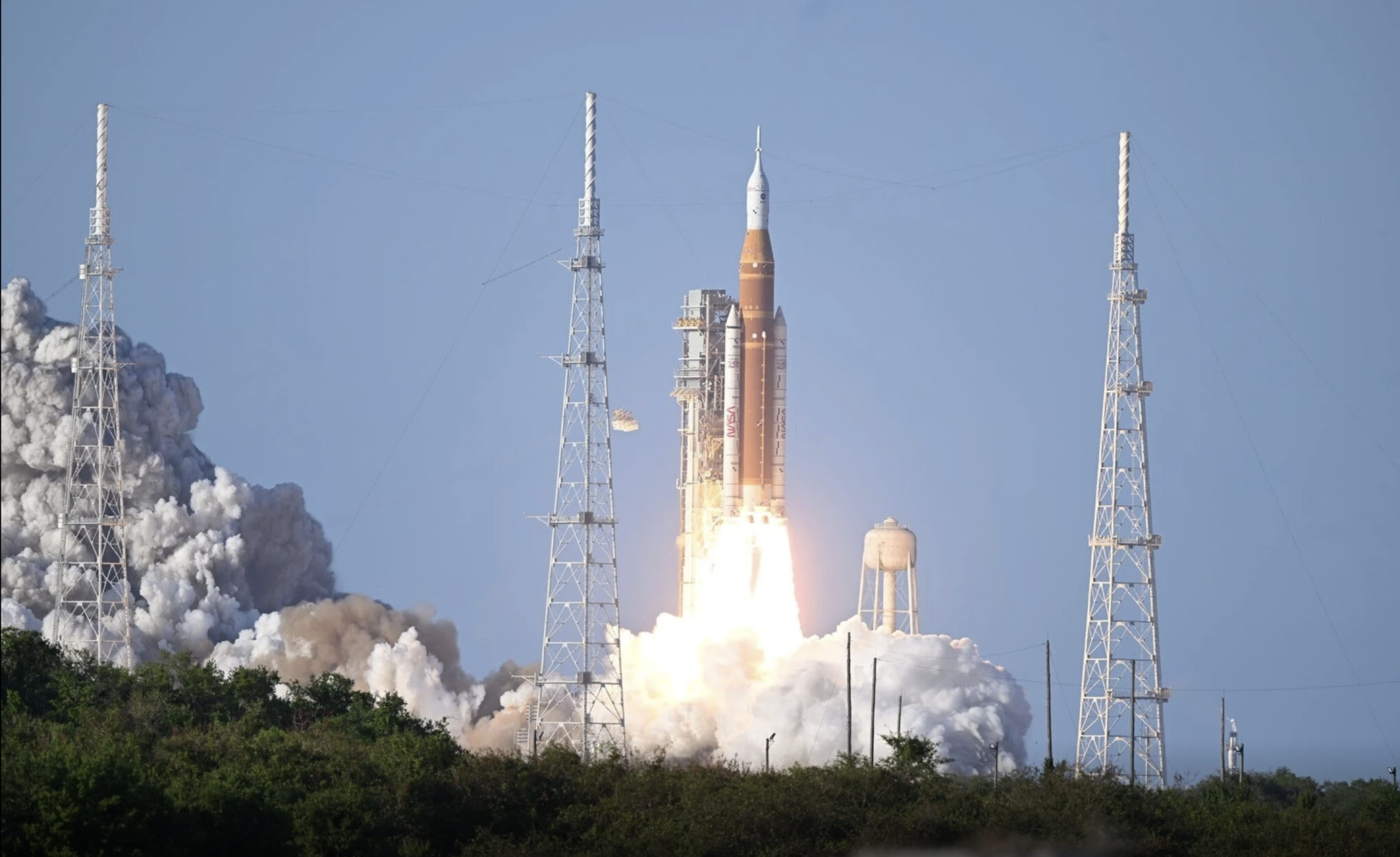 Artemis II khởi động tr&ecirc;n bệ ph&oacute;ng 39B.