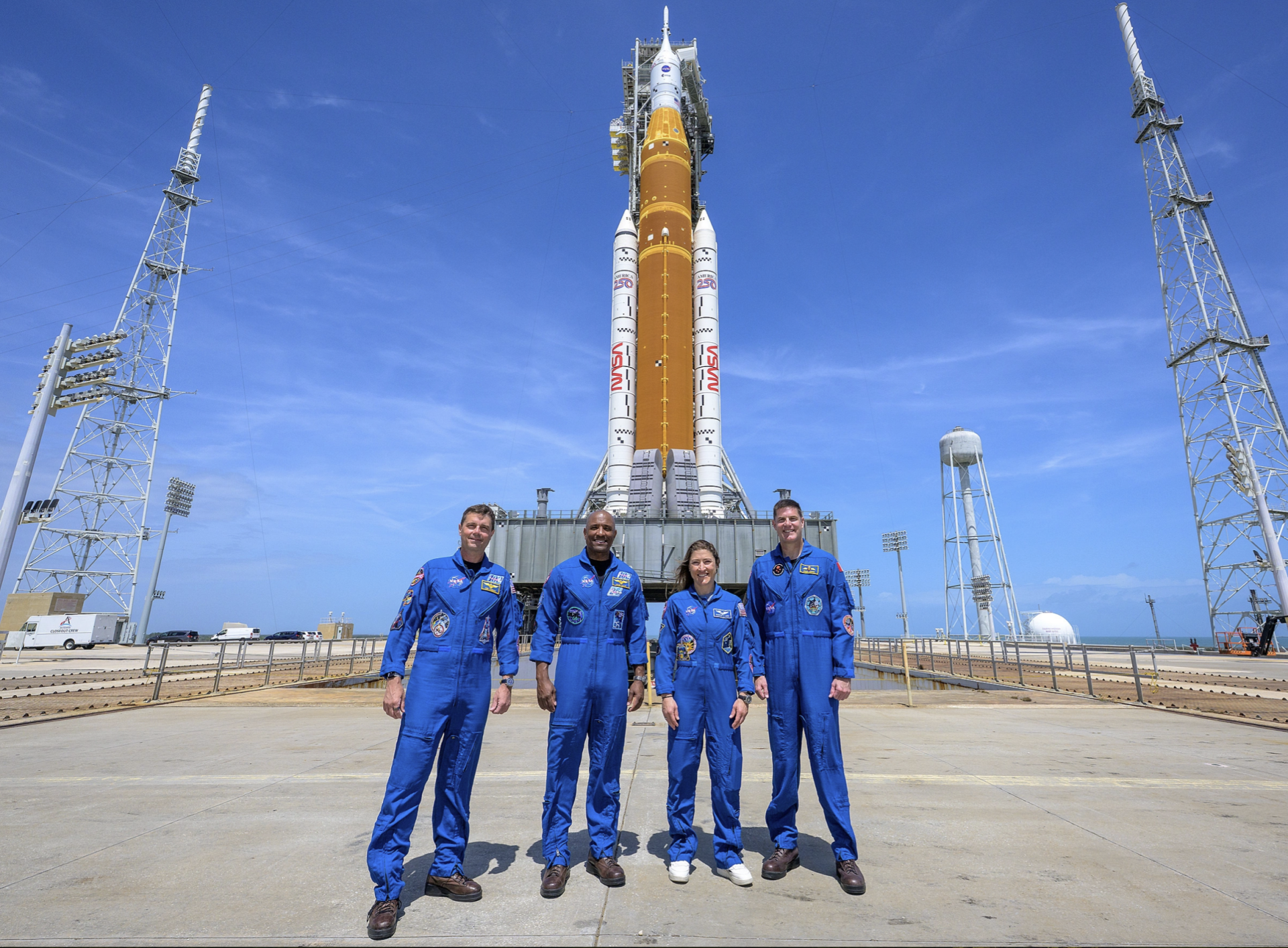 Phi h&agrave;nh đo&agrave;n Artemis 2 chụp c&ugrave;ng t&ecirc;n lửa SLS v&agrave; t&agrave;u vũ trụ Orion tại Trung t&acirc;m Vũ trụ Kennedy, Florida.