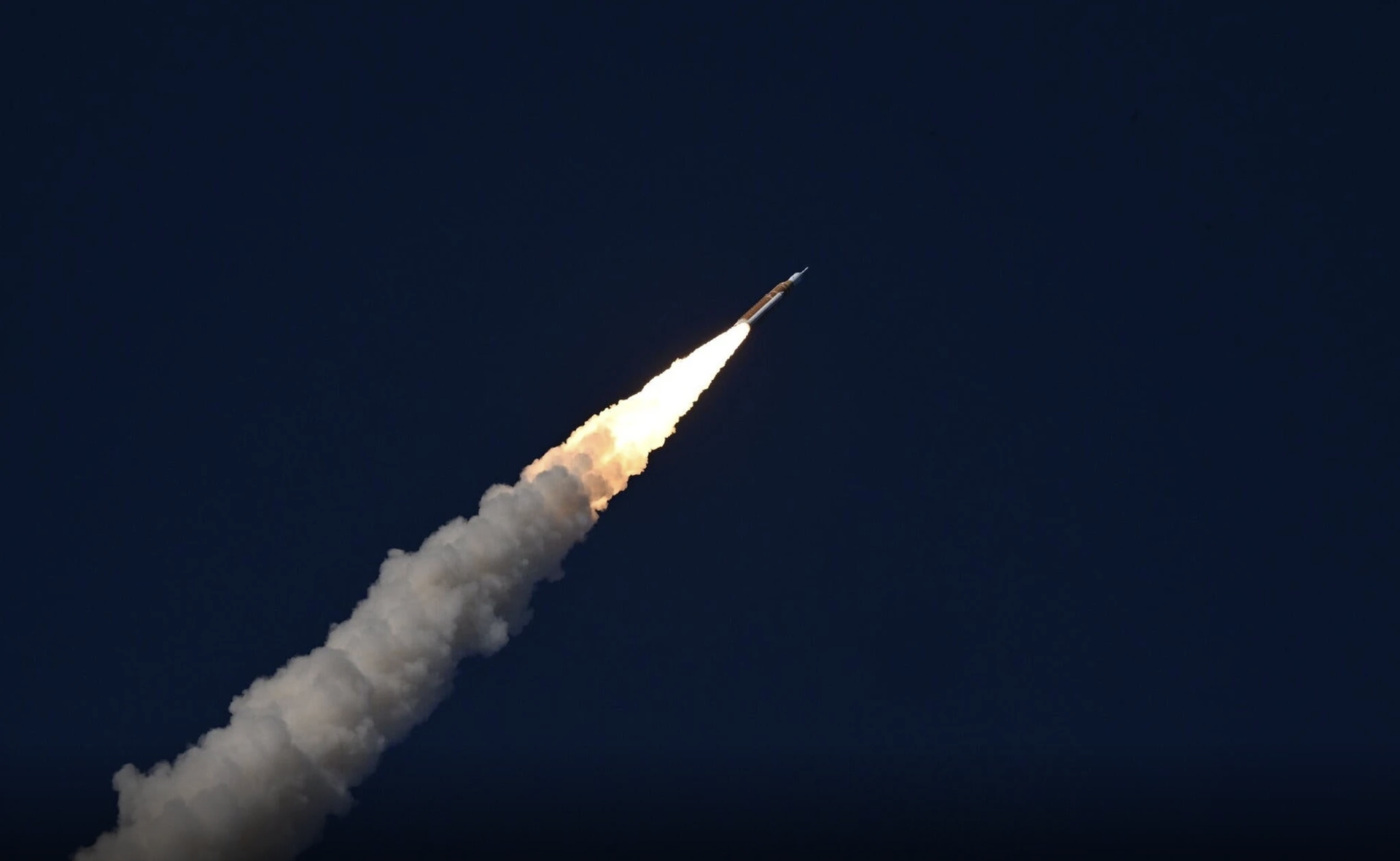 Artemis II khi rời khỏi Tr&aacute;i đất.