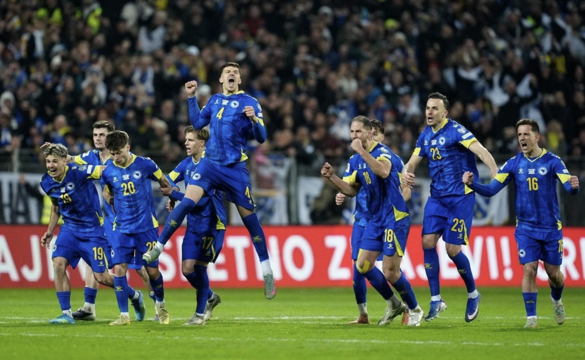 Cầu thủ Bosnia & Herzegovina ăn mừng chiến thắng trước Italy tr&ecirc;n loạt đ&aacute; lu&acirc;n lưu v&ograve;ng play-off ch&acirc;u &Acirc;u.