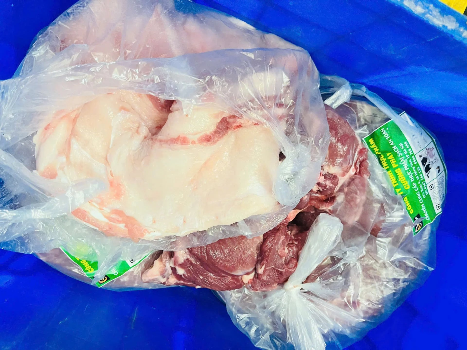 Thịt heo b&ecirc;̣nh của doanh nghi&ecirc;̣p thực ph&acirc;̉m Cường Phát tu&ocirc;̀n vào trường học.