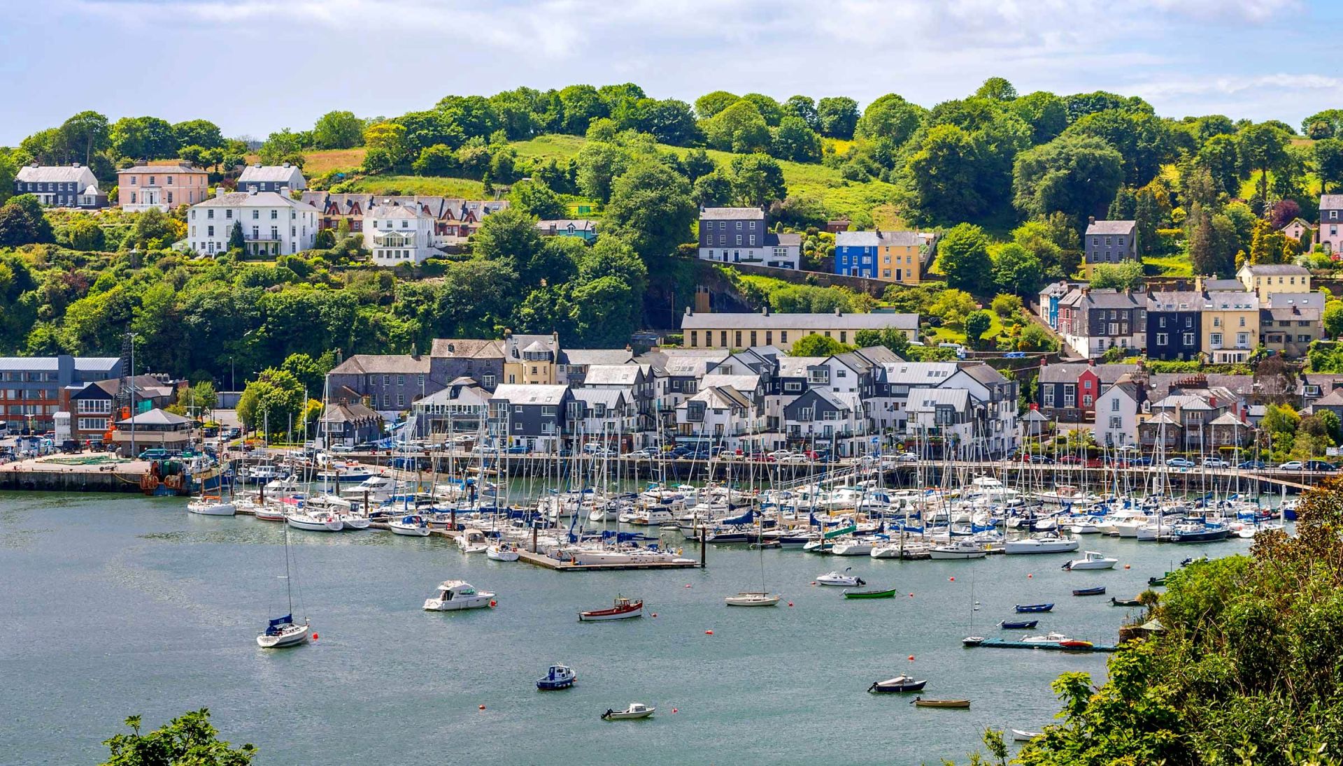 Kinsale của Ireland l&agrave; một thị trấn cảng đẹp như tranh vẽ, nổi tiếng với những ng&ocirc;i nh&agrave; rực rỡ sắc m&agrave;u, lịch sử h&agrave;ng hải phong ph&uacute; v&agrave; nền ẩm thực đặc sắc.