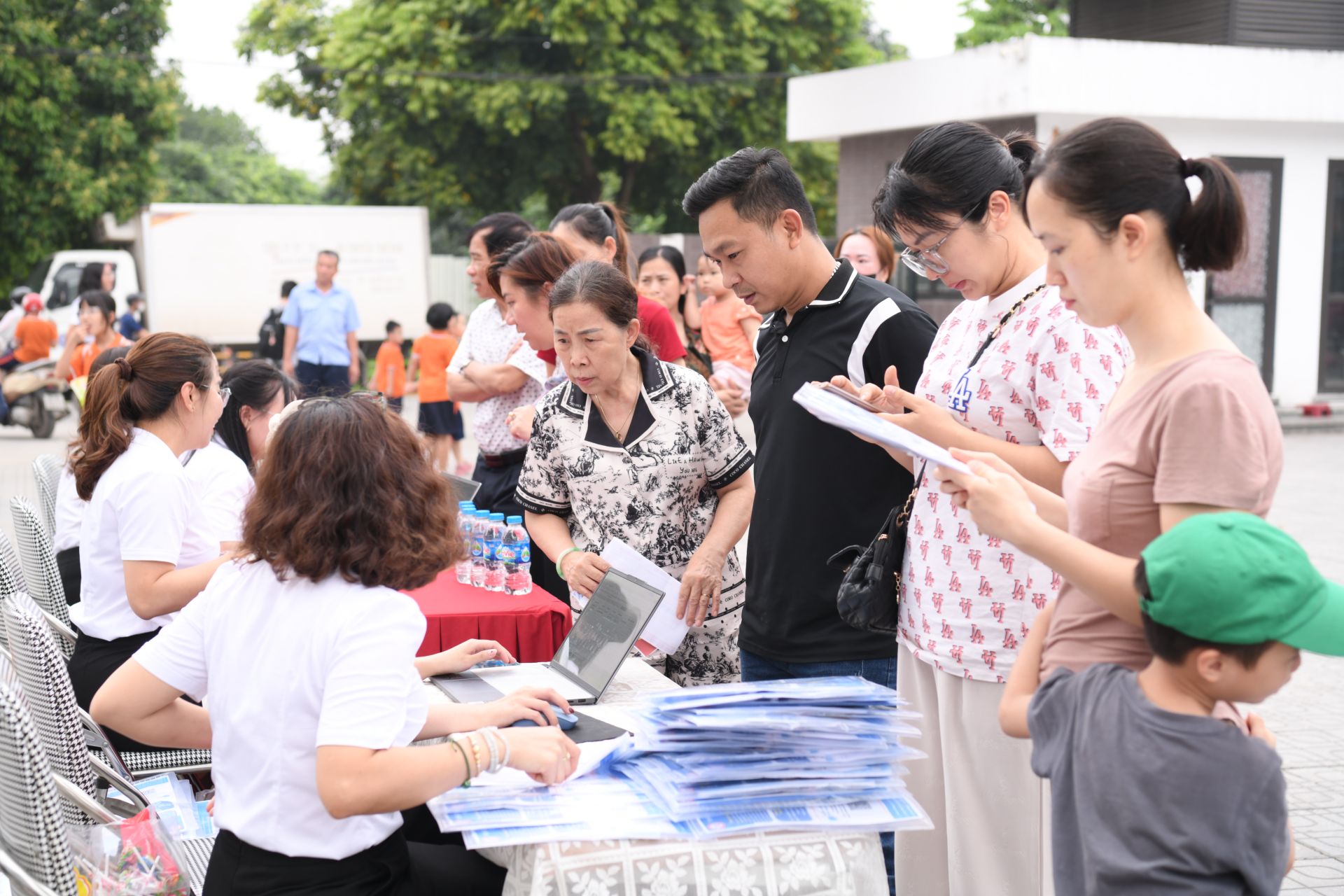 Đ&ocirc;ng đảo c&aacute;c vị kh&aacute;ch mời v&agrave; phụ huynh đ&atilde; đến với ng&agrave;y hội.