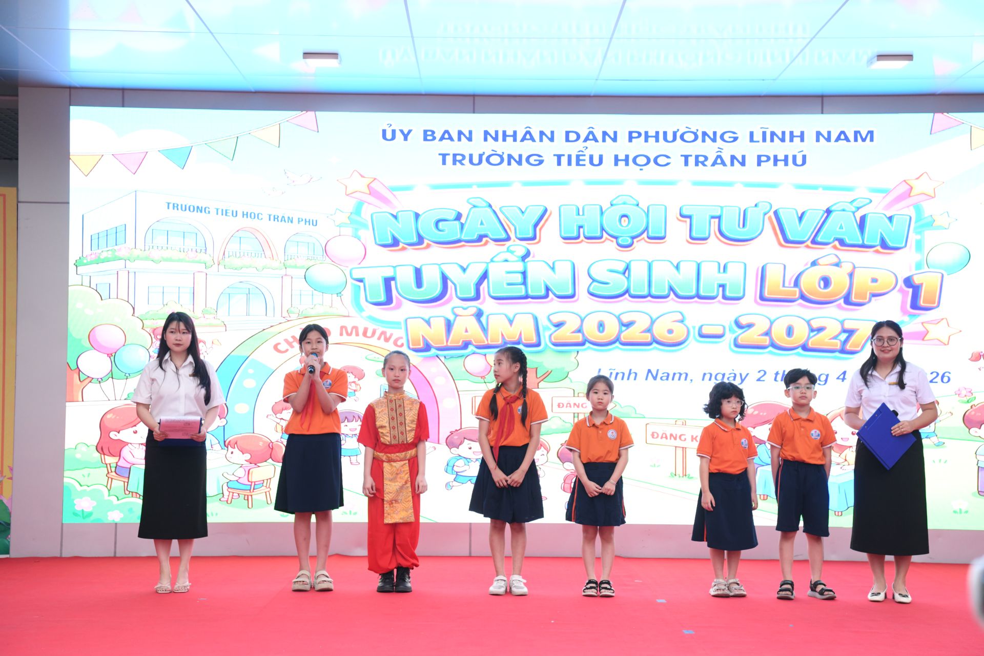 C&aacute;c em học sinh khối 1 v&agrave; khối 5 chia sẻ về m&ocirc;i trường học tập v&agrave; vui chơi của nh&agrave; trường.