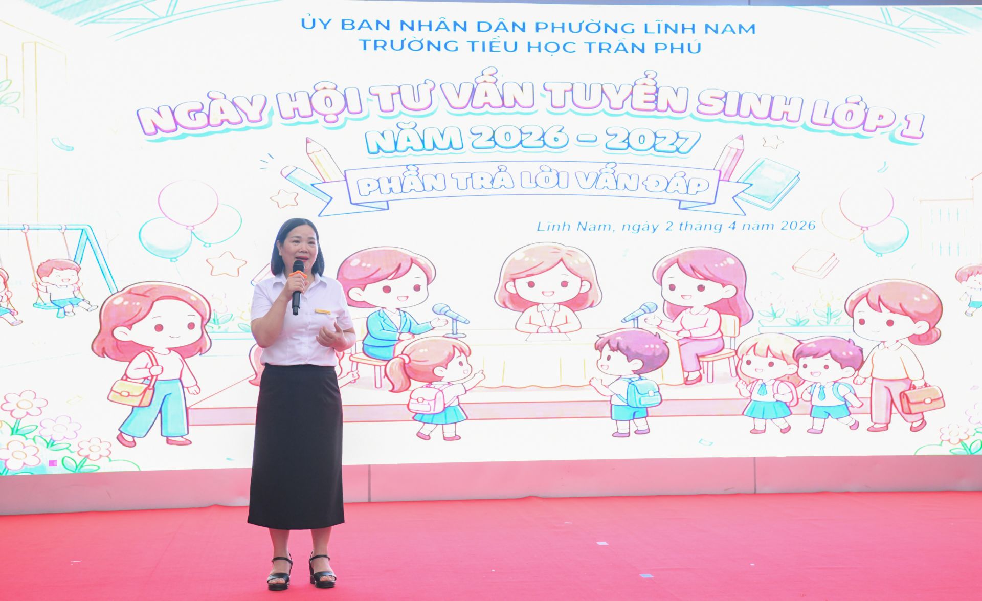 C&ocirc; Hiệu trưởng Nguyễn Thị Kim Giang giải đ&aacute;p th&ocirc;ng tin về tuyển sinh cho phụ huynh.