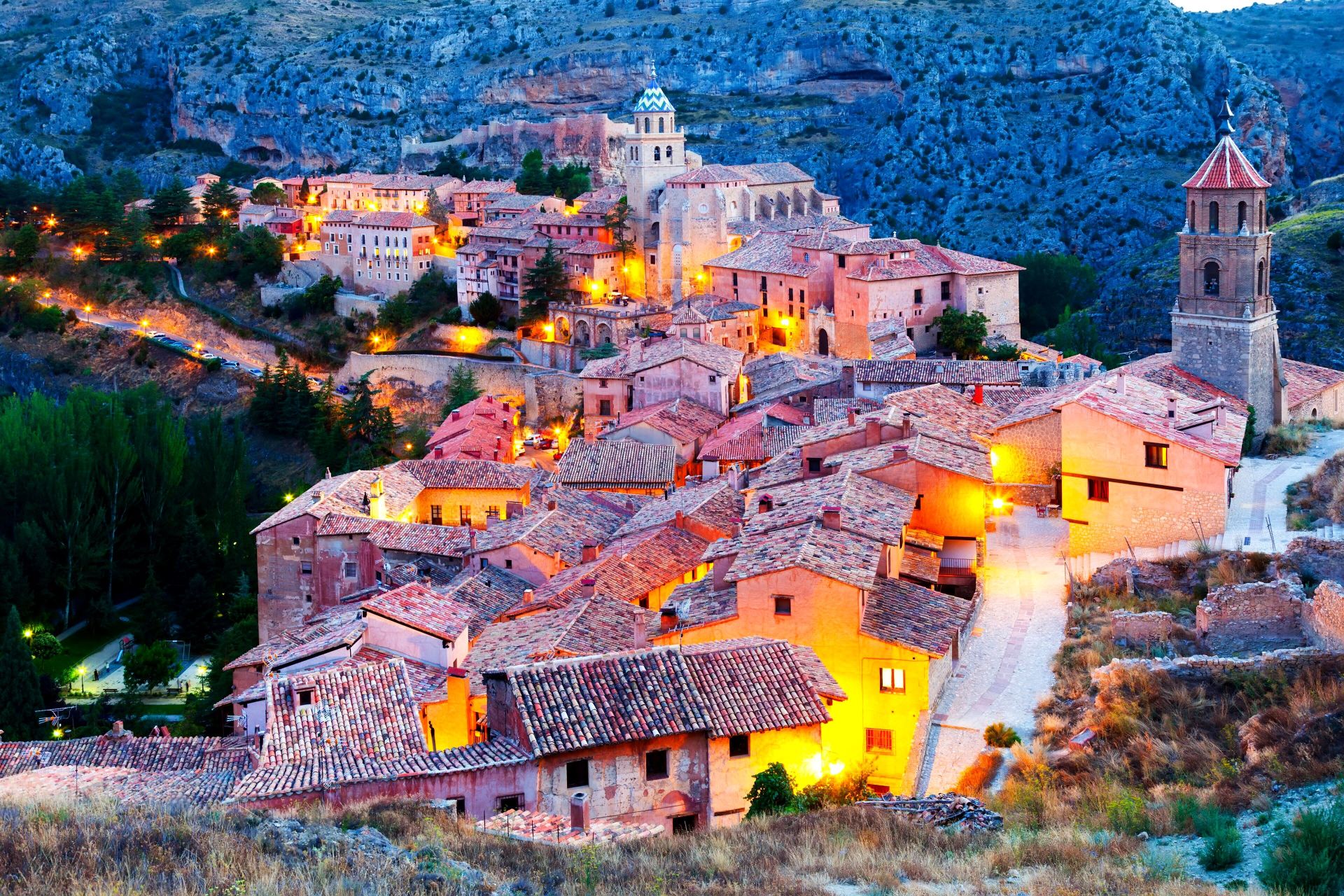 Những ng&ocirc;i nh&agrave; m&agrave;u hồng cam ho&agrave; v&agrave;o đ&aacute; ở Albarrac&iacute;n (T&acirc;y Ban Nha).