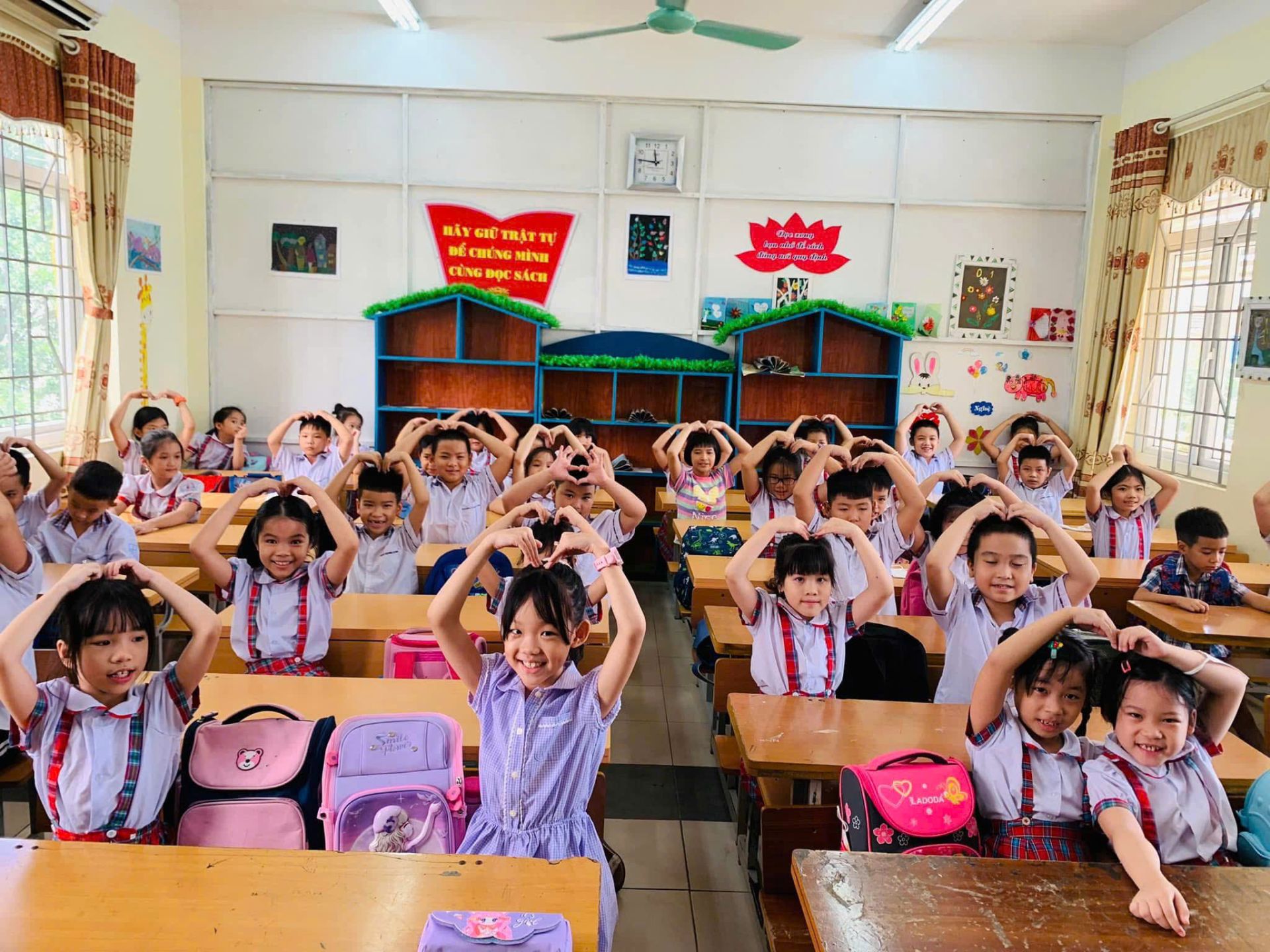 Hạnh phúc của c&ocirc; Mai Hương là học trò cảm nh&acirc;̣n được ni&ecirc;̀m vui khi đ&ecirc;́n trường.