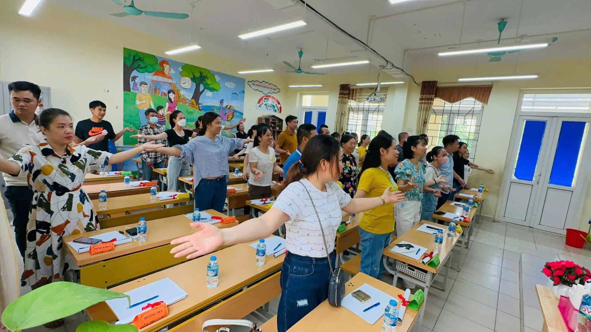 C&ocirc; Mai Hương t&ocirc;̉ chức cu&ocirc;̣c họp phụ huynh sáng tạo.