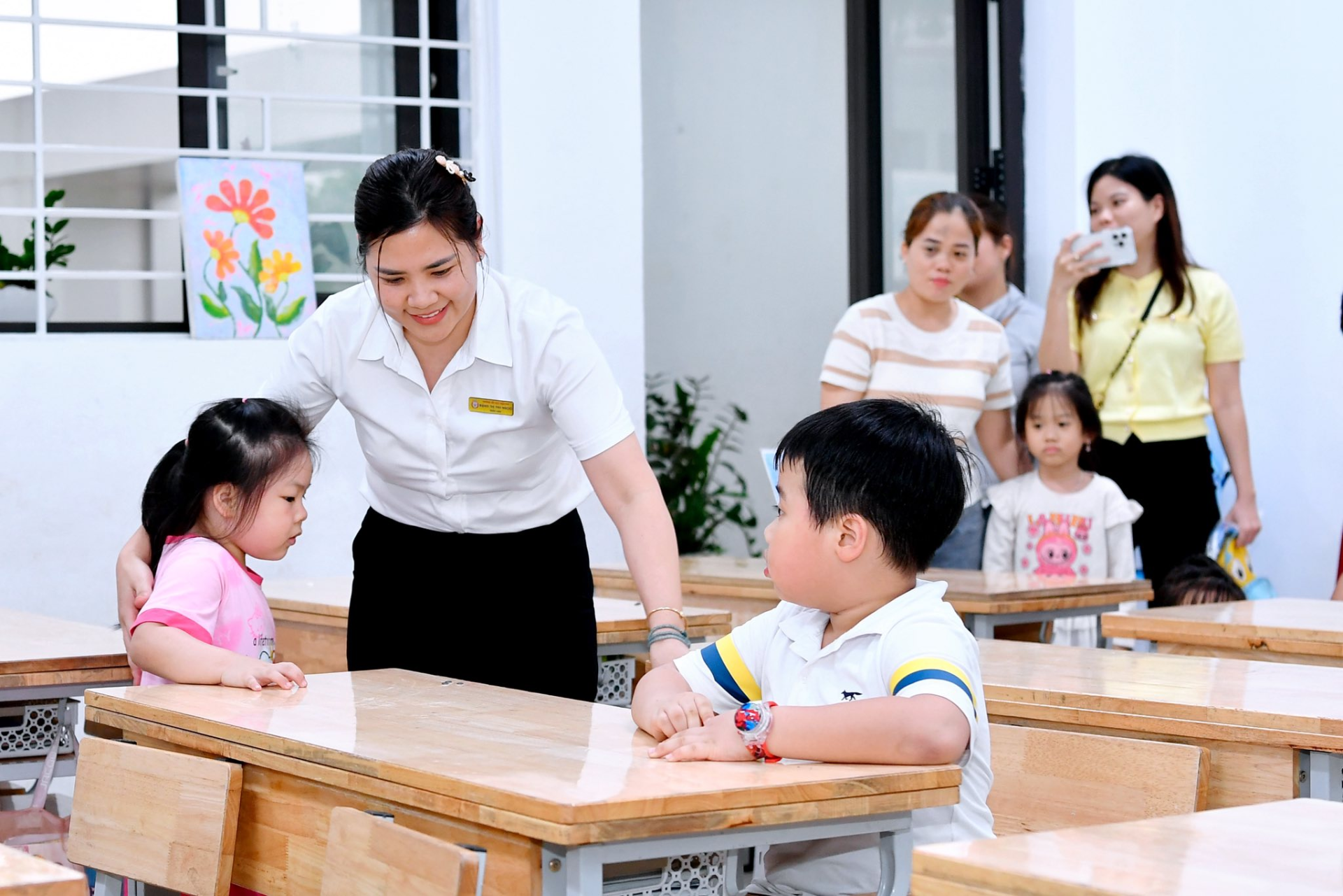 C&aacute;c em học sinh mầm non thăm quan cơ sở vật chất của nh&agrave; trường.