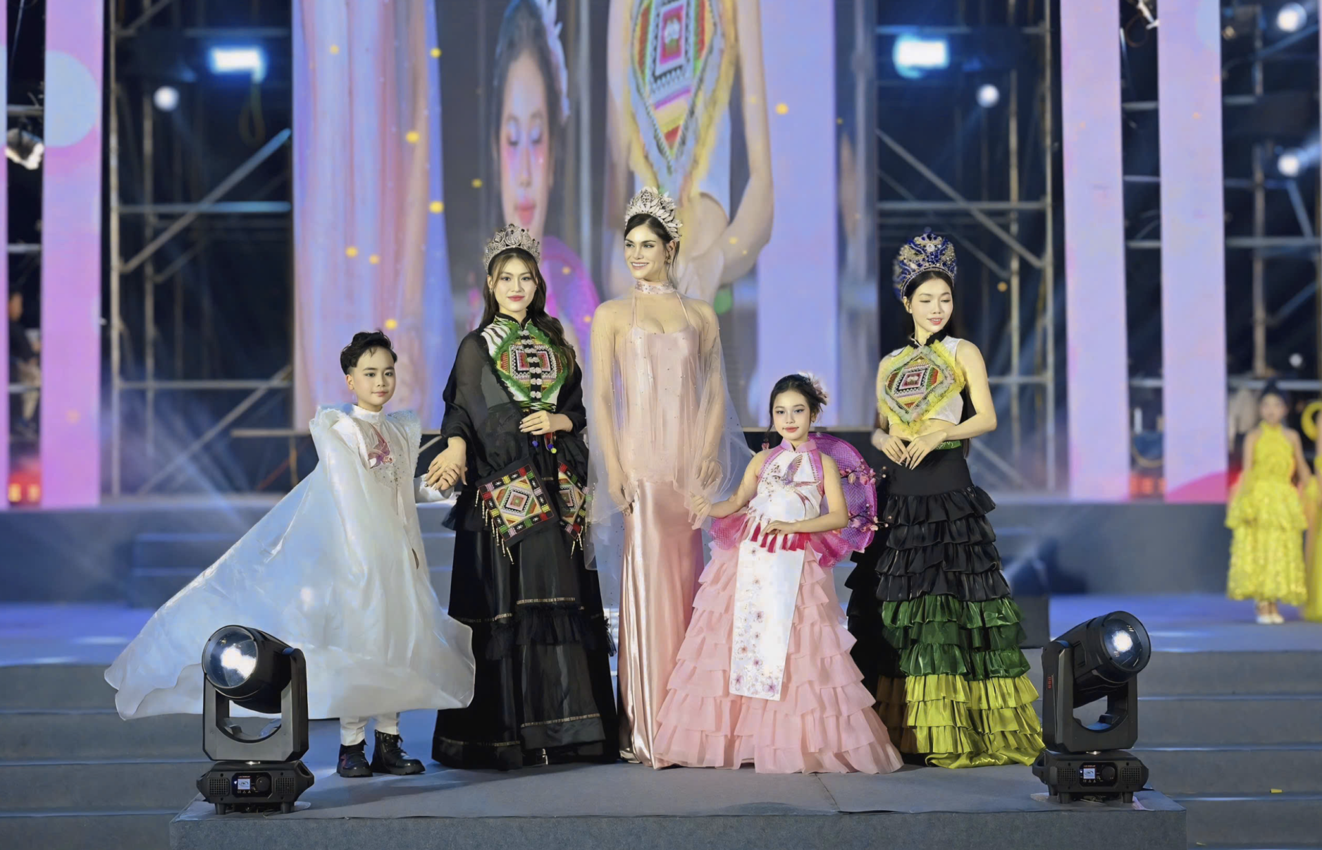 Nguyễn Ngọc Bảo H&acirc;n tự tin tr&ecirc;n tr&igrave;nh diễn tr&ecirc;n s&acirc;n khấu.